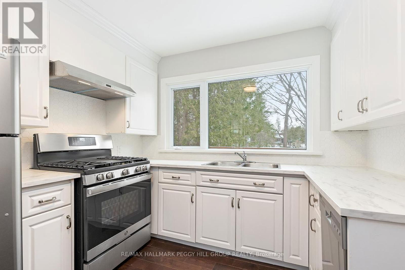 152 OWEN STREET Image 9