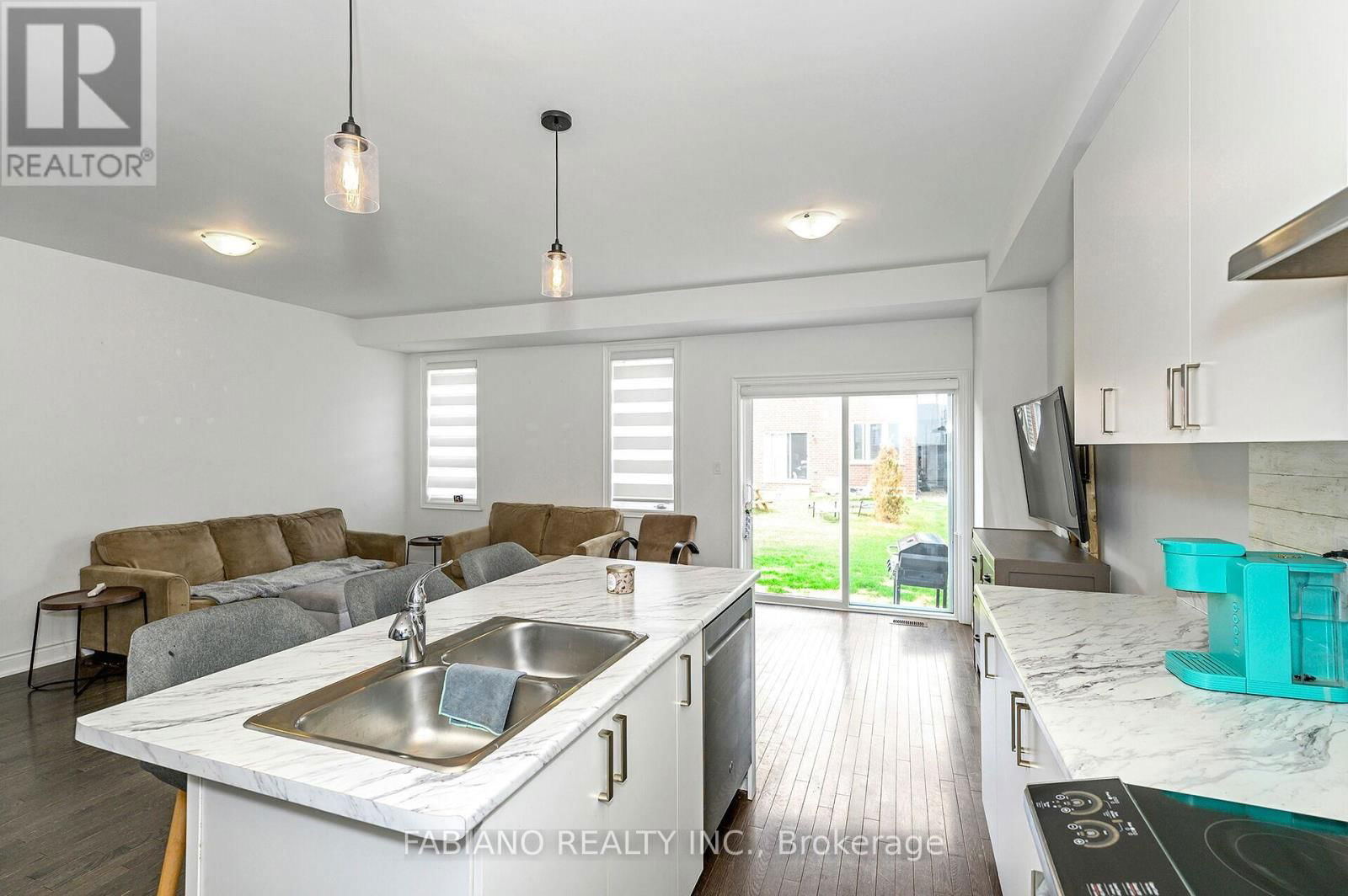 36 AUTUMN DRIVE Image 8