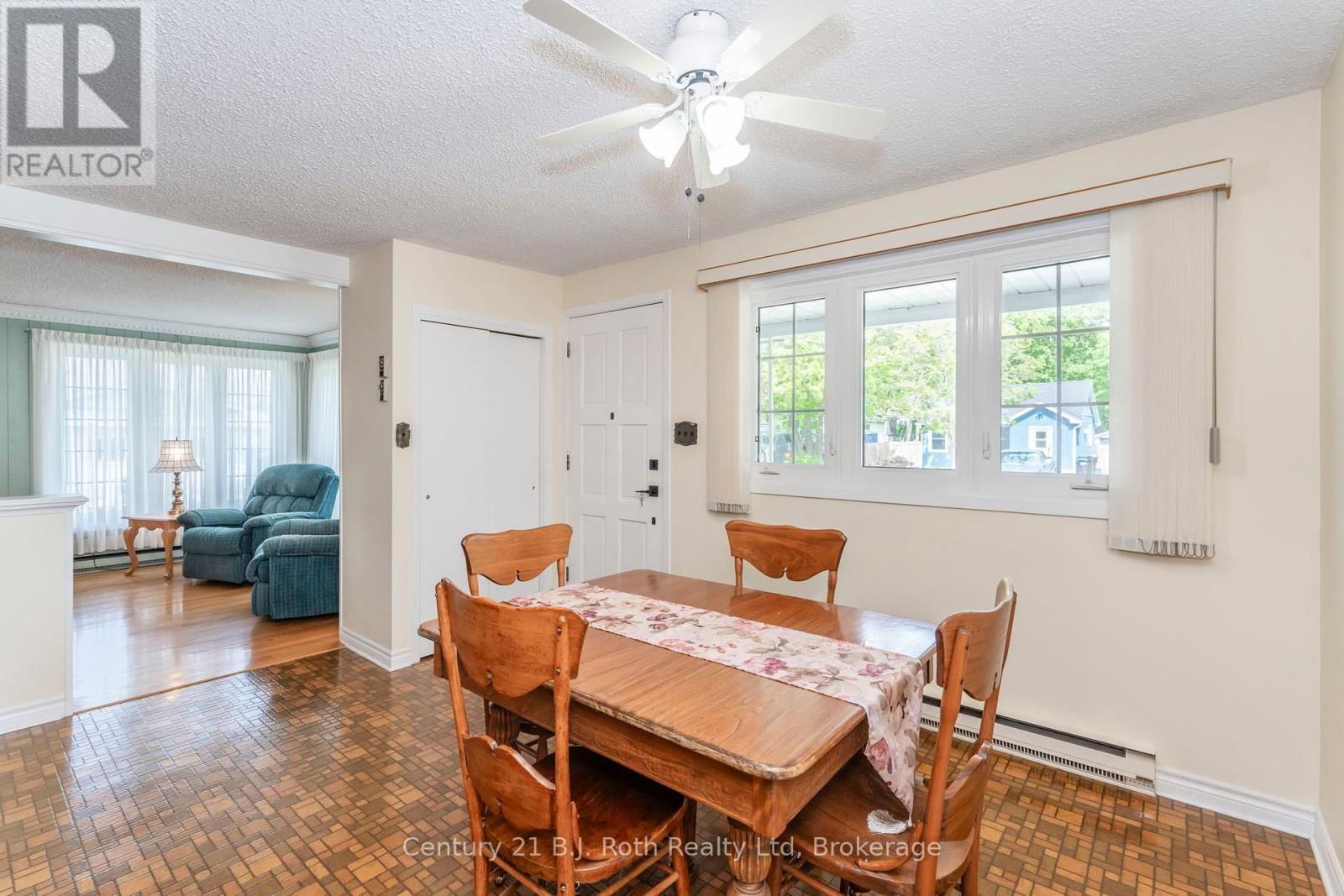 56 FOX STREET Image 15