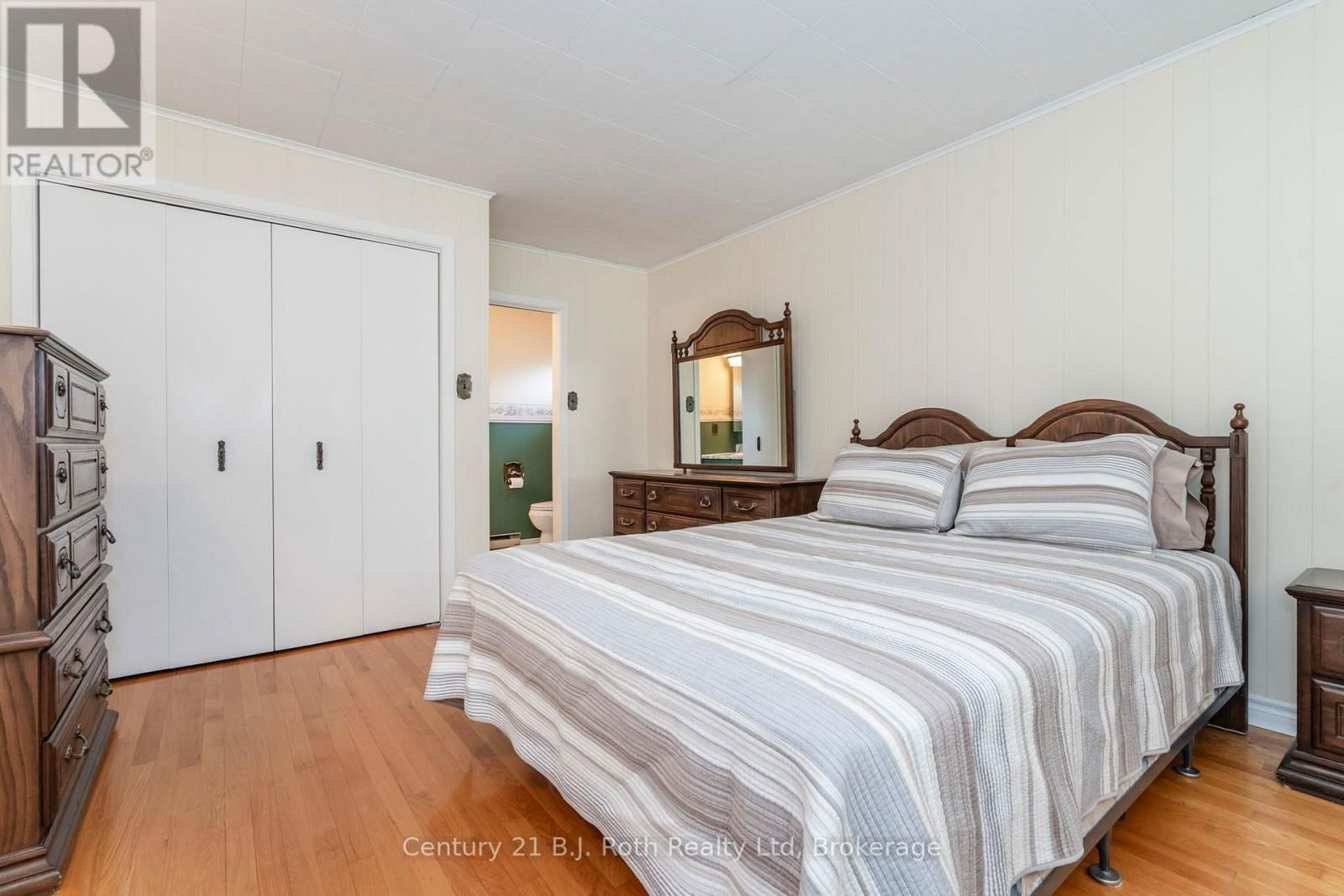 56 FOX STREET Image 19