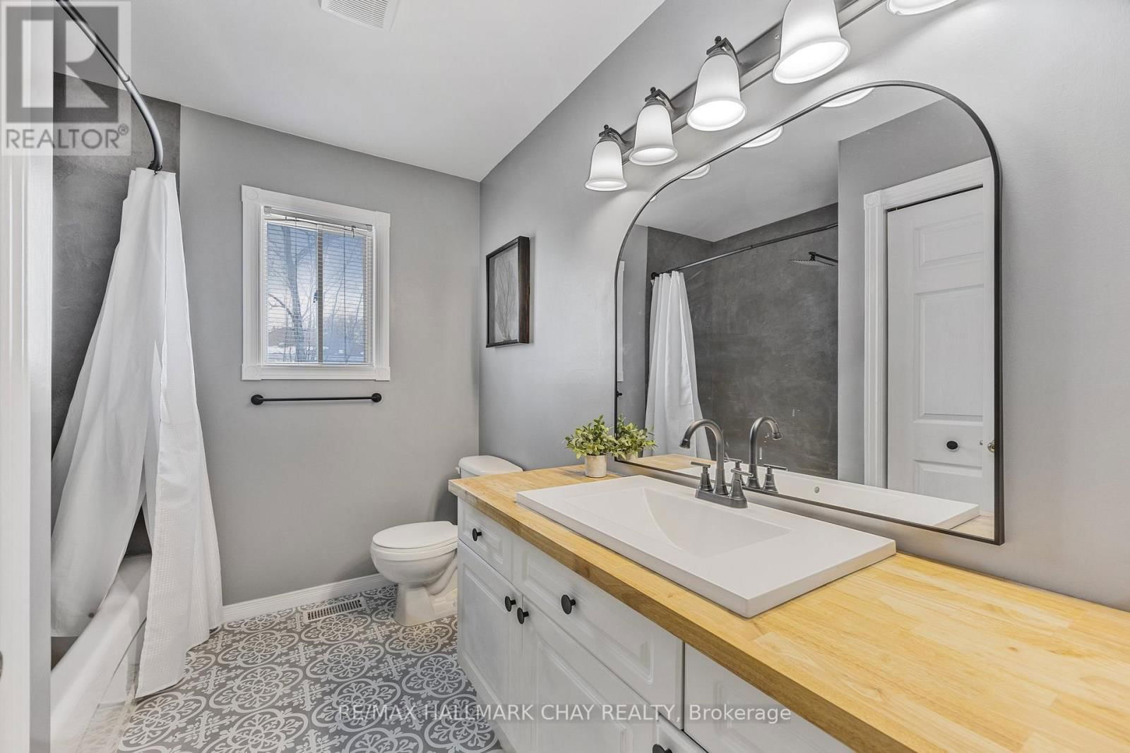 68 ANDERSON CRESCENT Image 27