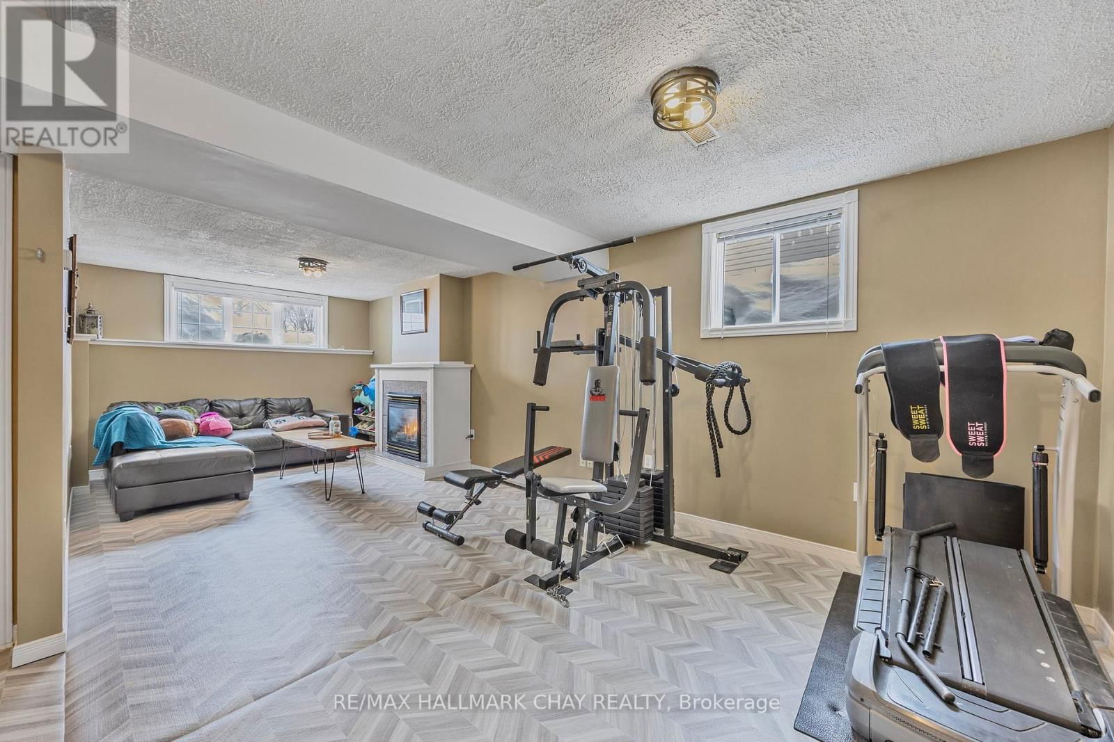 68 ANDERSON CRESCENT Image 32