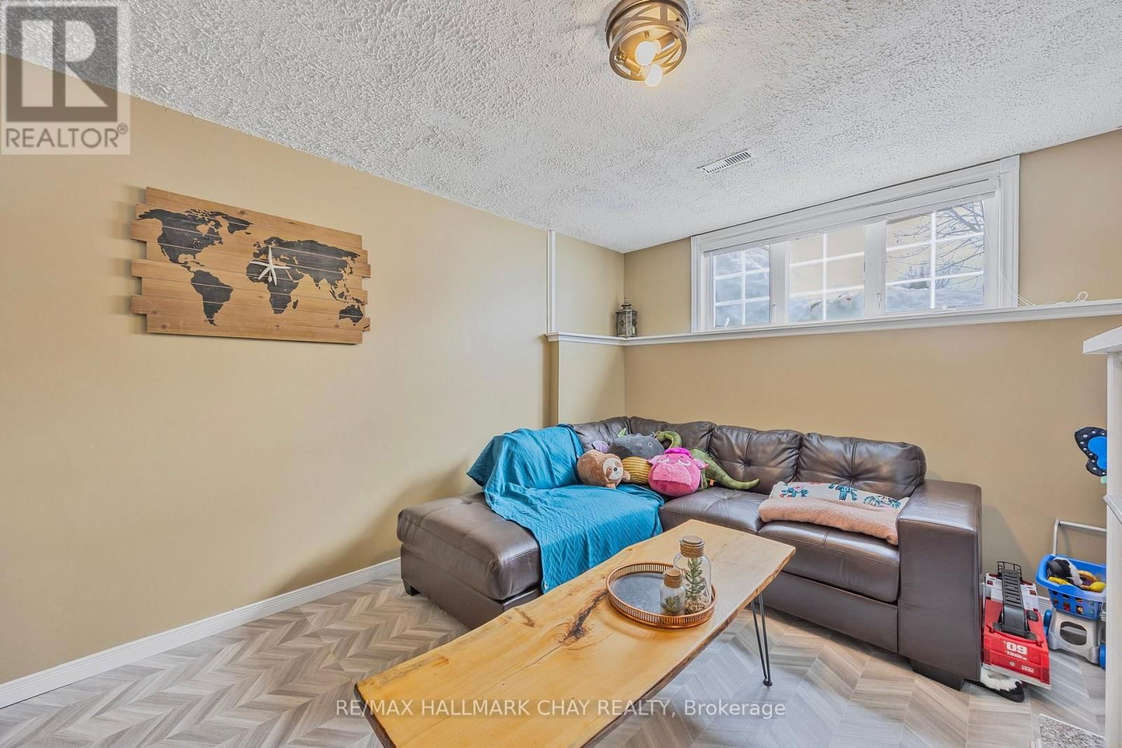 68 ANDERSON CRESCENT Image 35