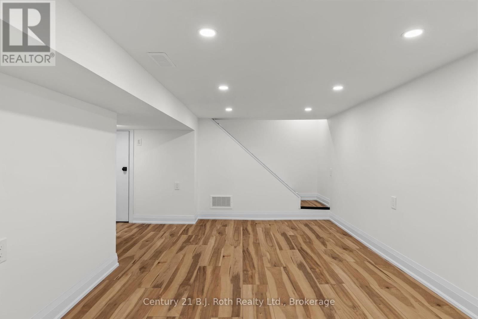 17 DOUGLAS STREET Image 23
