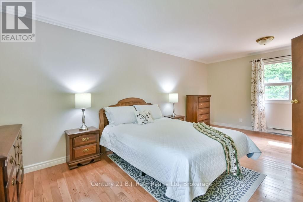 1755 TWIN OAKS CRESCENT Image 16