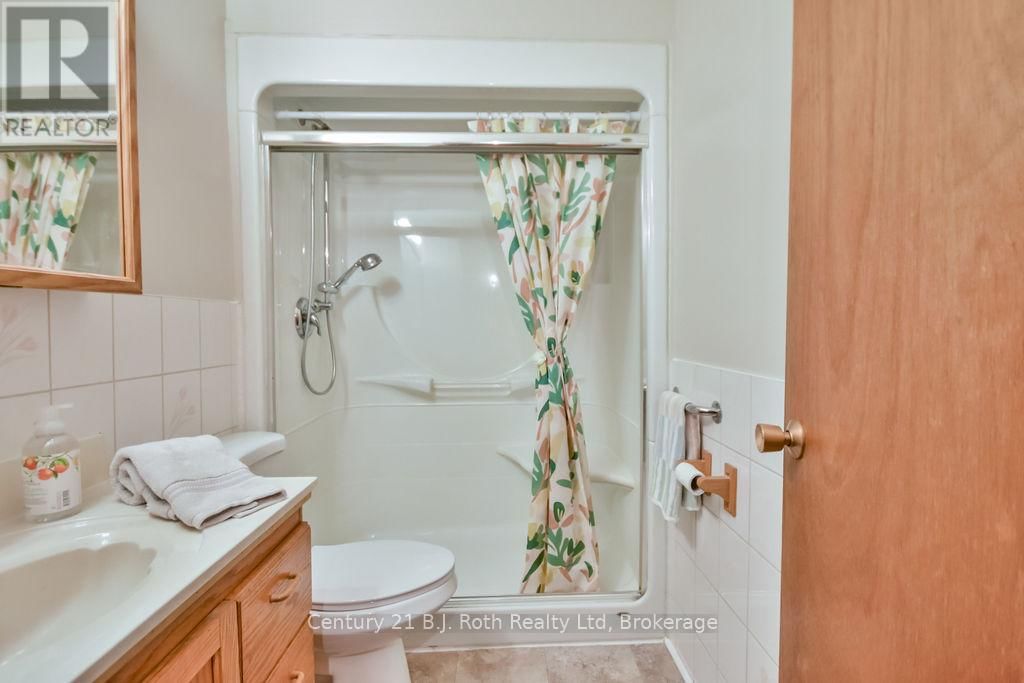 1755 TWIN OAKS CRESCENT Image 26