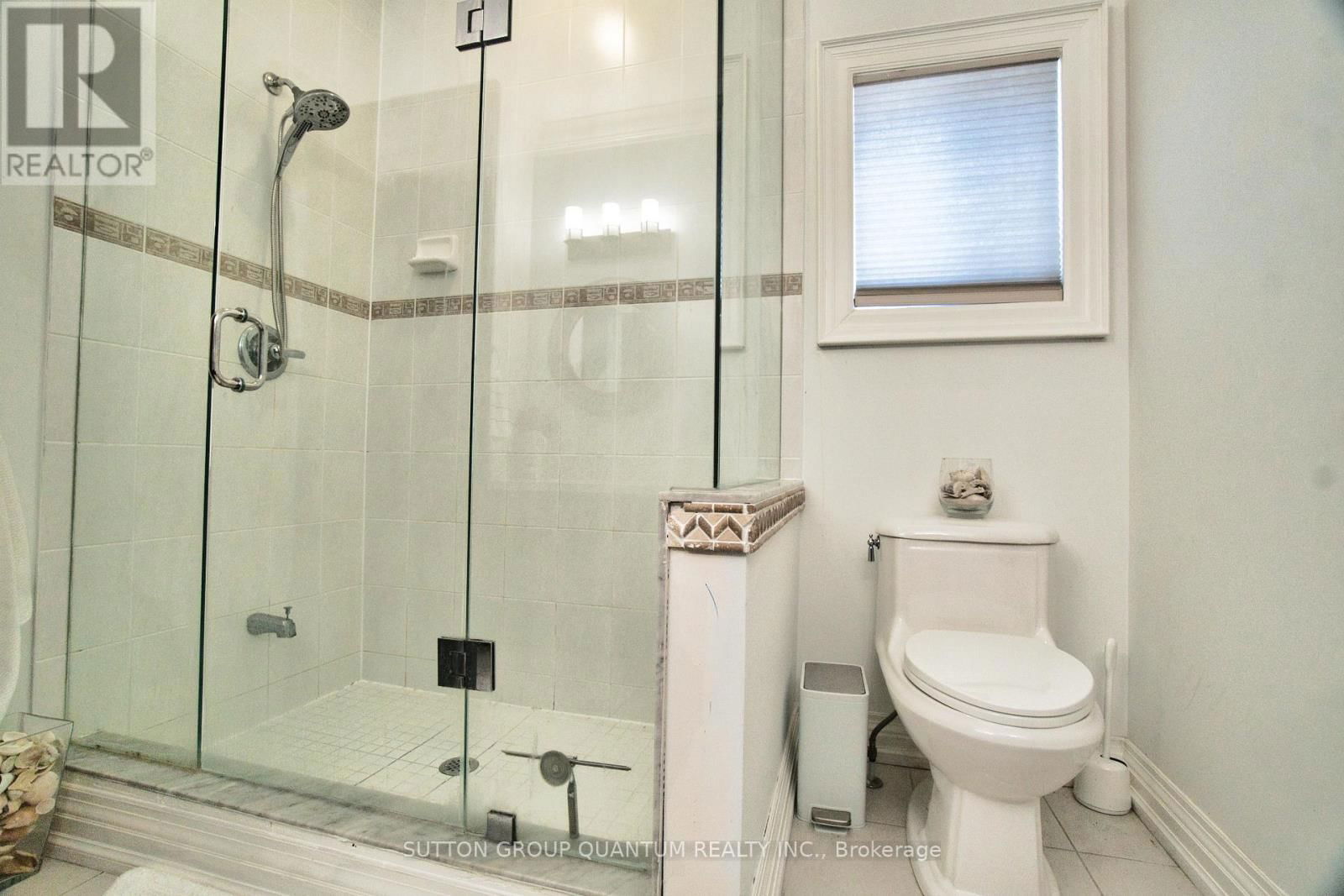 71 VERSAILLES CRESCENT Image 18