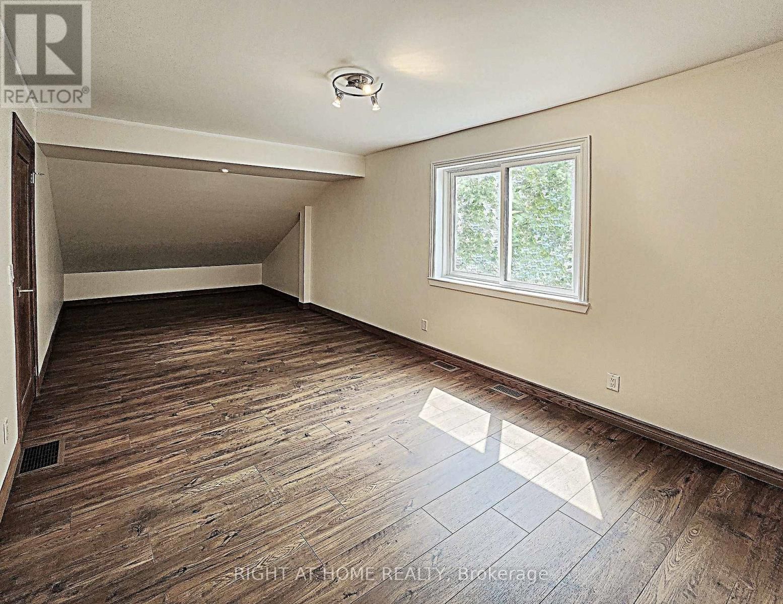 2384 CHAMPLAIN ROAD Image 8