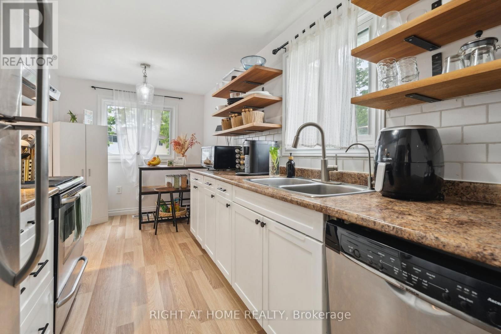 54 SHAKESPEARE CRESCENT Image 12