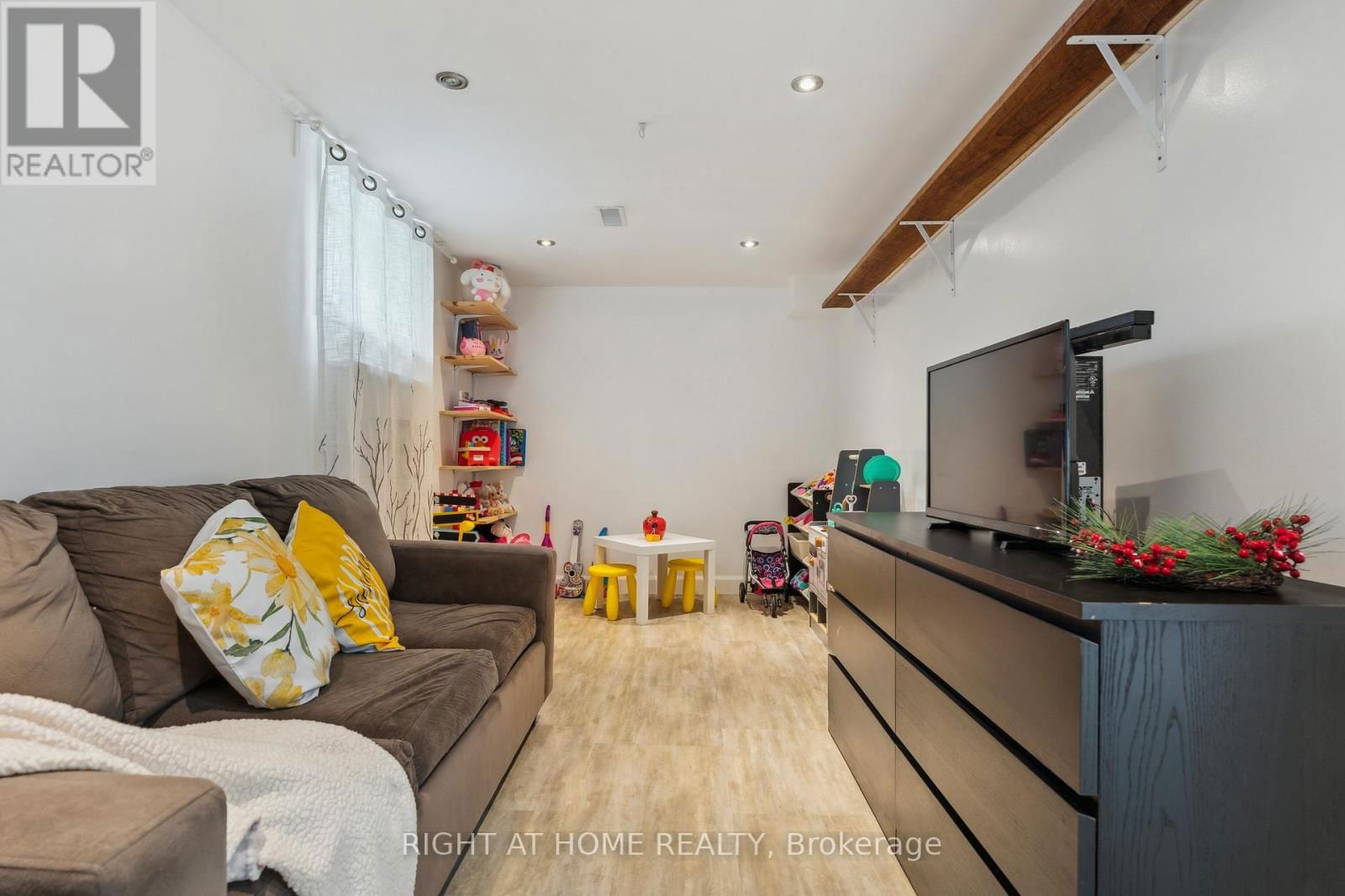 54 SHAKESPEARE CRESCENT Image 40