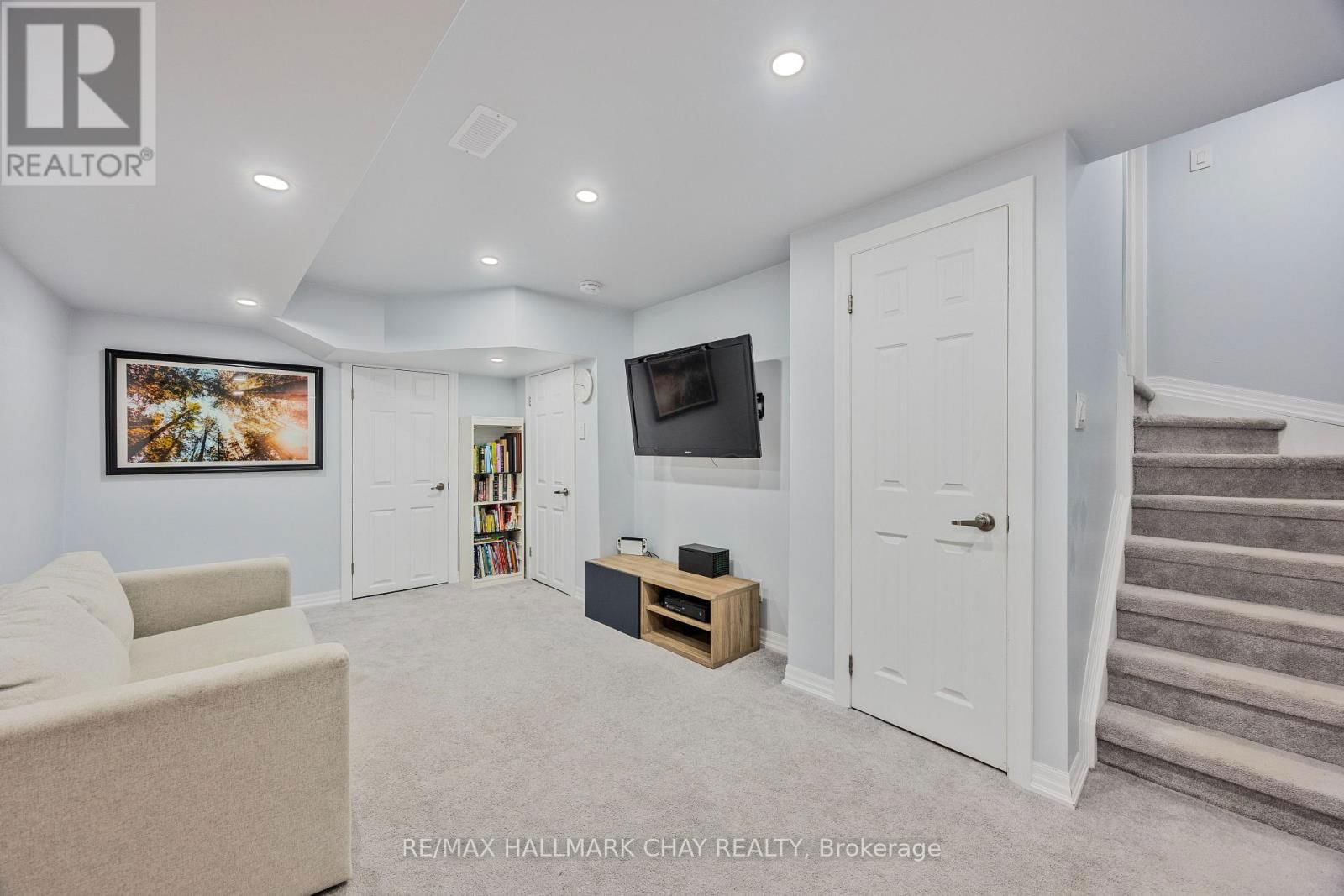 87 HAWTHORNE CRESCENT Image 26