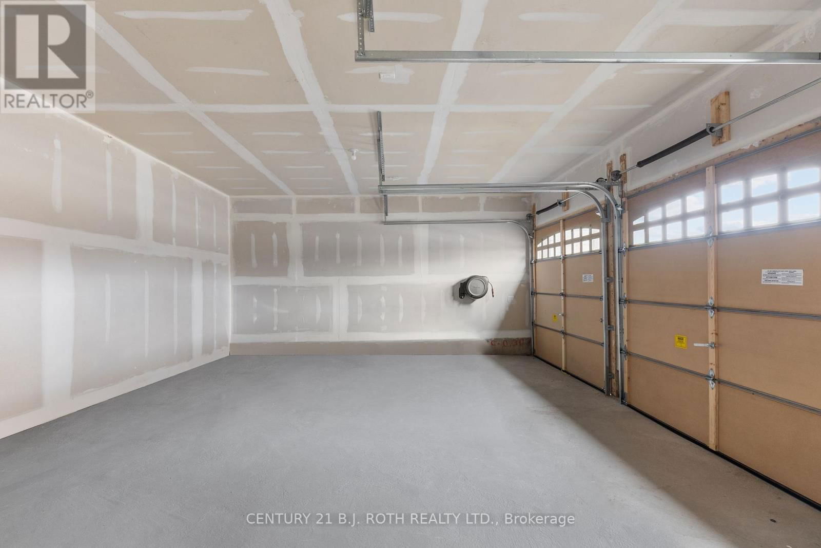 53 SANFORD CIRCLE Image 32