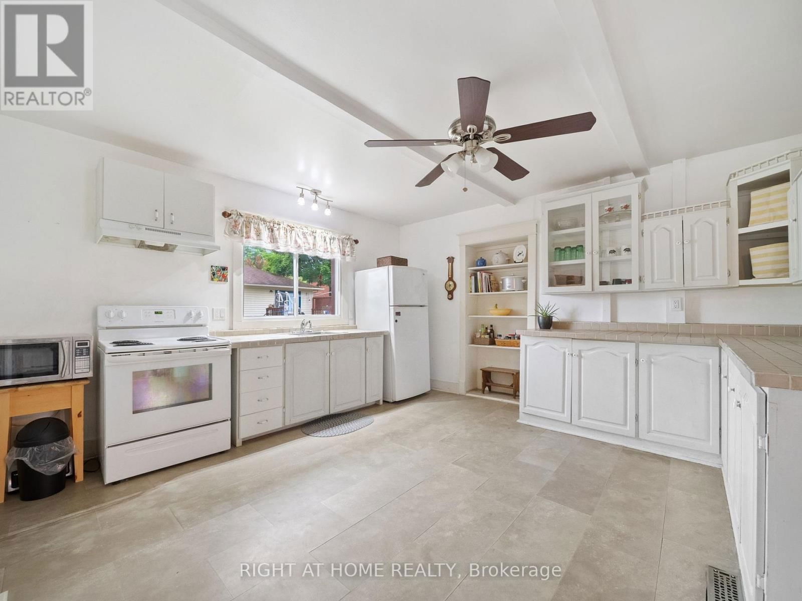 251 LACLIE STREET Image 11