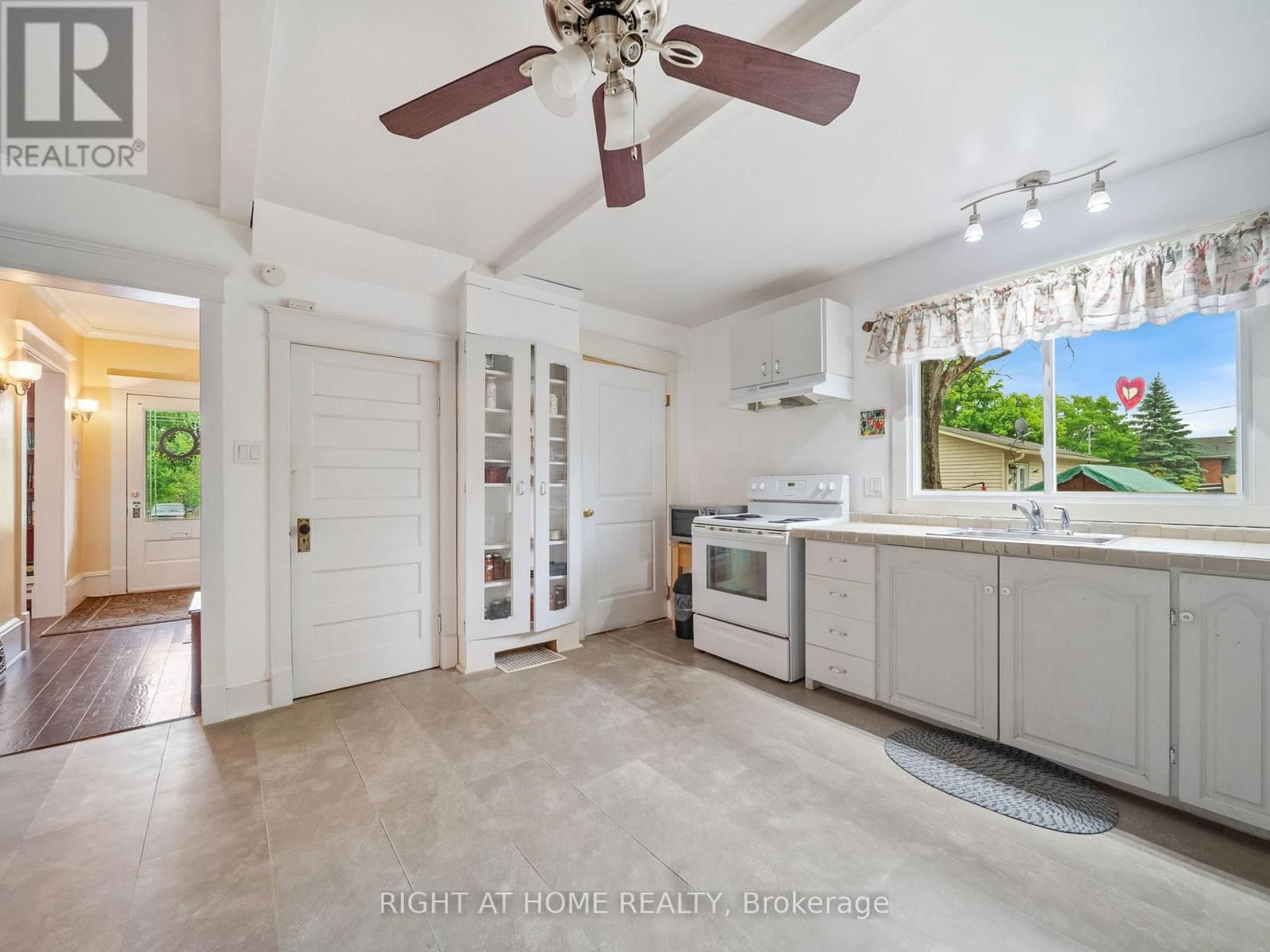 251 LACLIE STREET Image 13