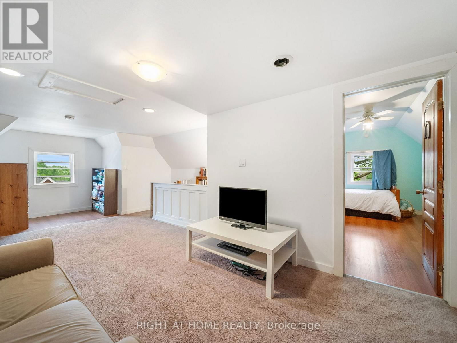 251 LACLIE STREET Image 24