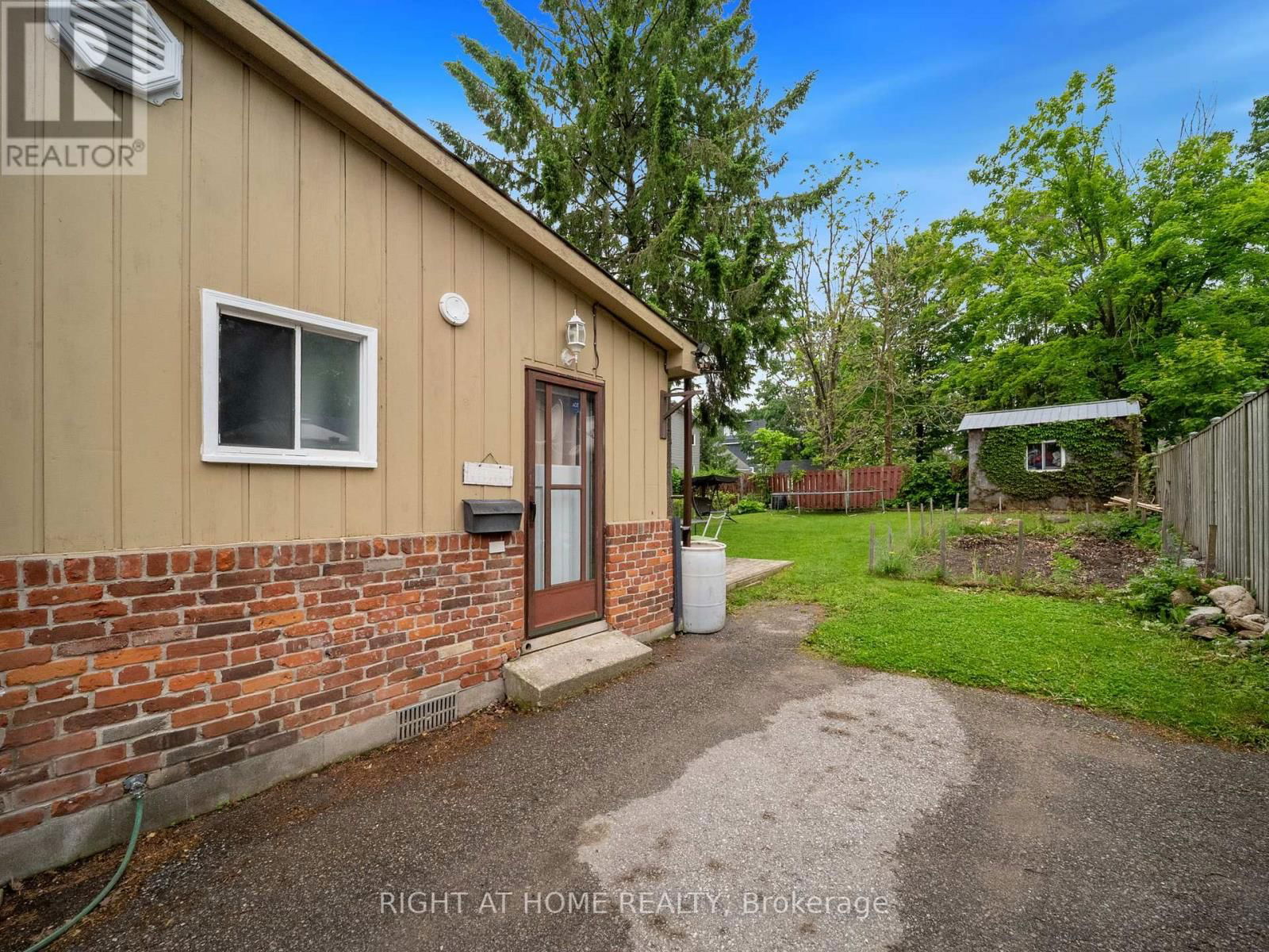 251 LACLIE STREET Image 26