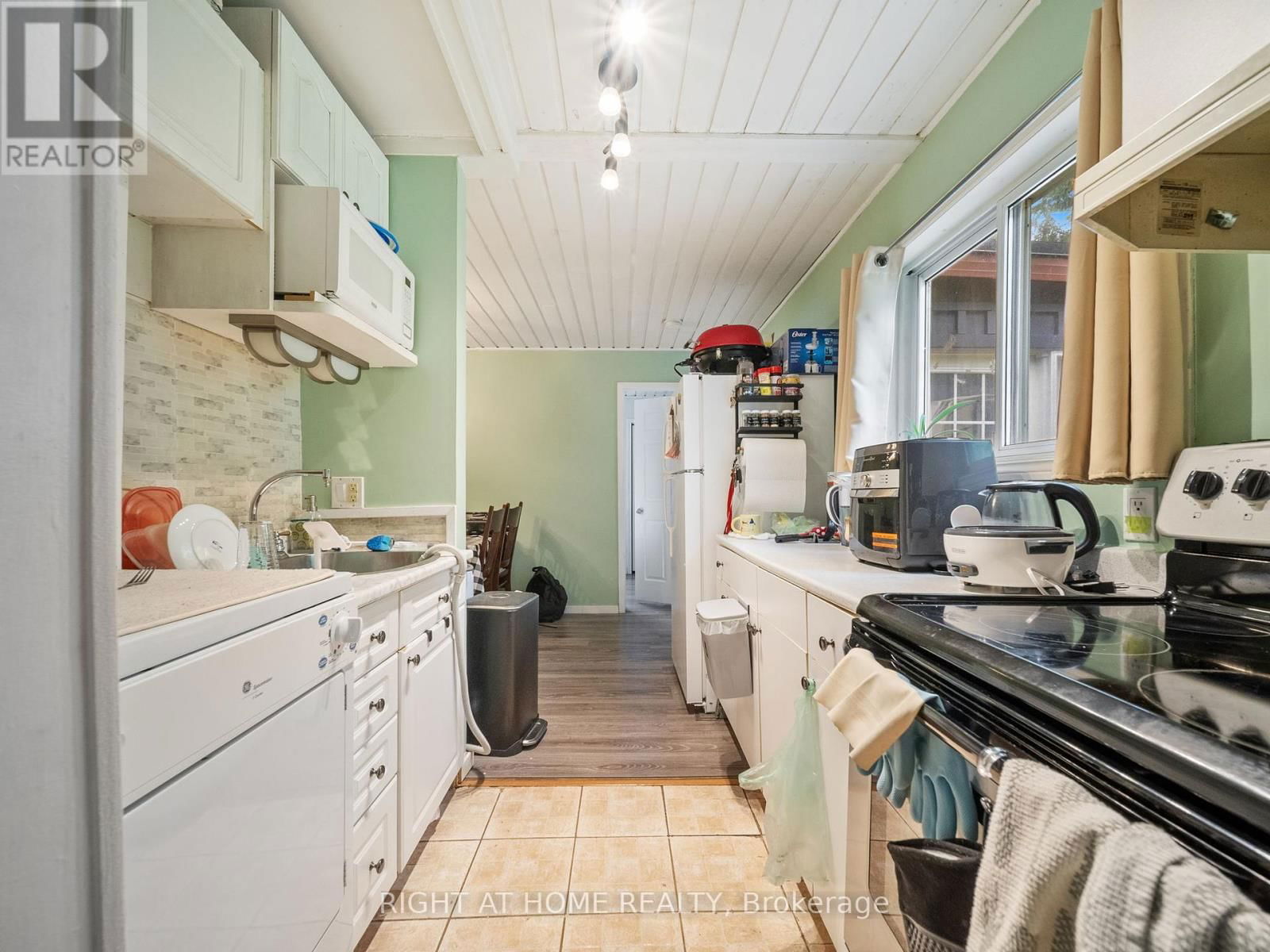 251 LACLIE STREET Image 27