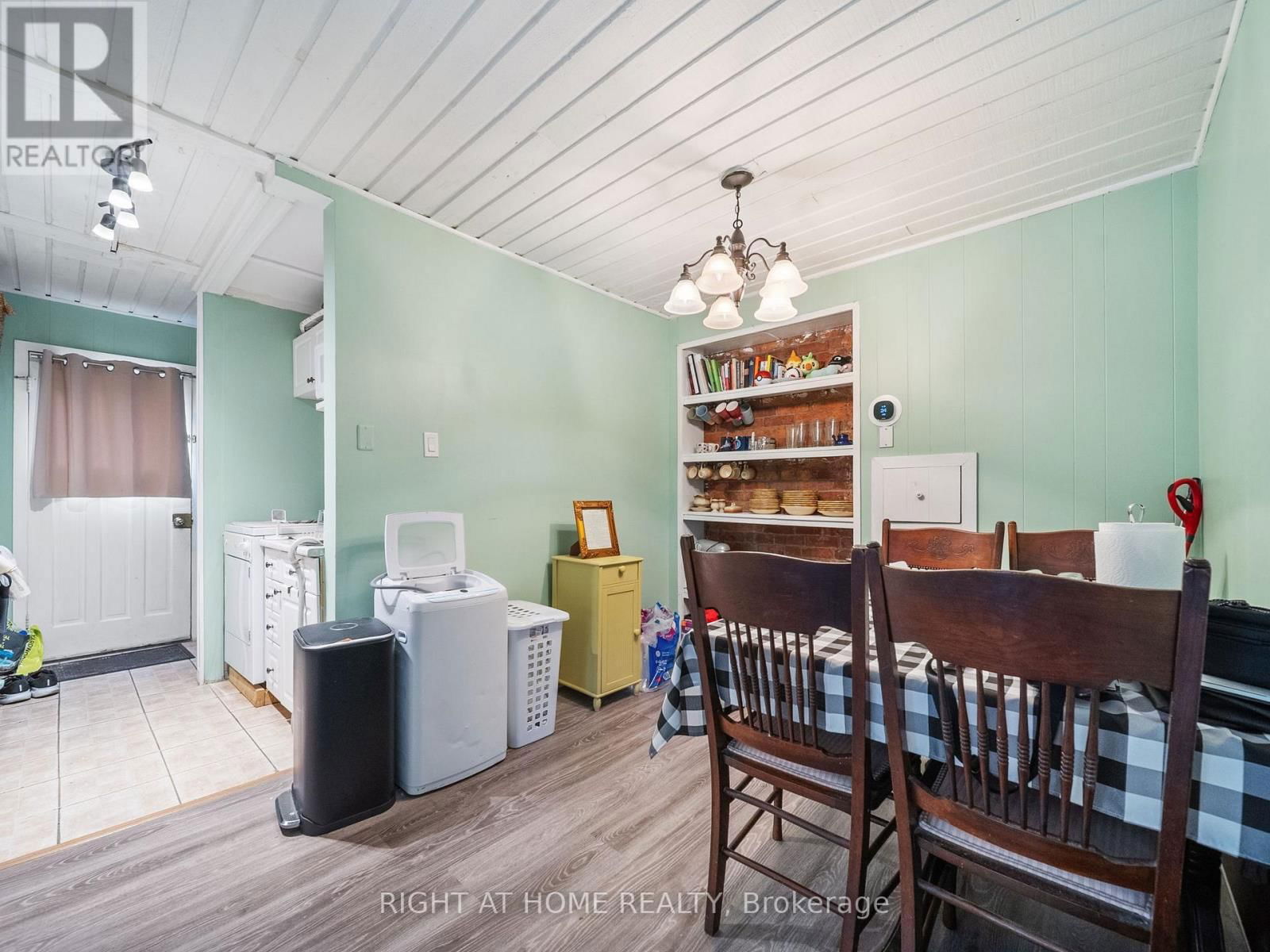 251 LACLIE STREET Image 28