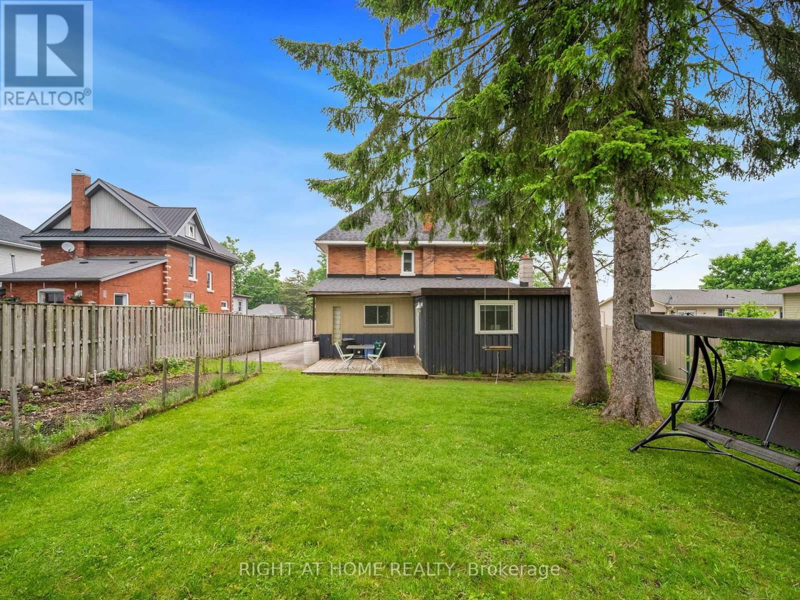 251 LACLIE STREET Image 32