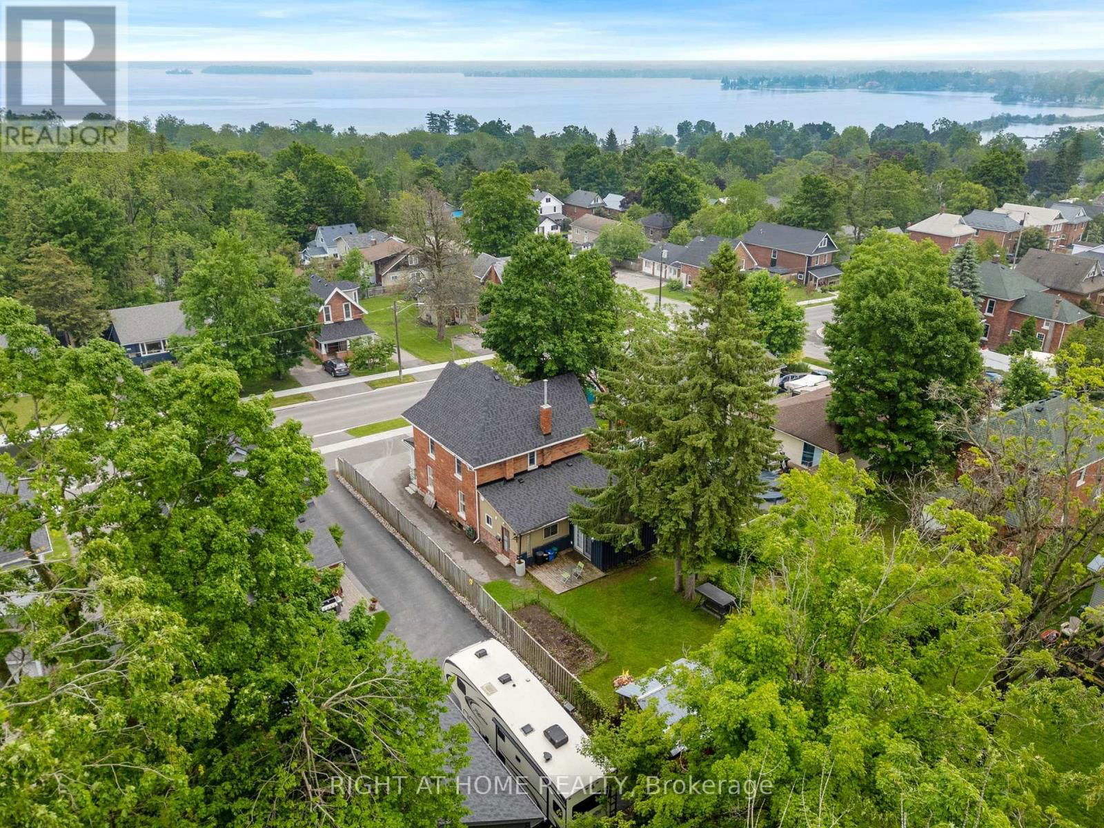 251 LACLIE STREET Image 36