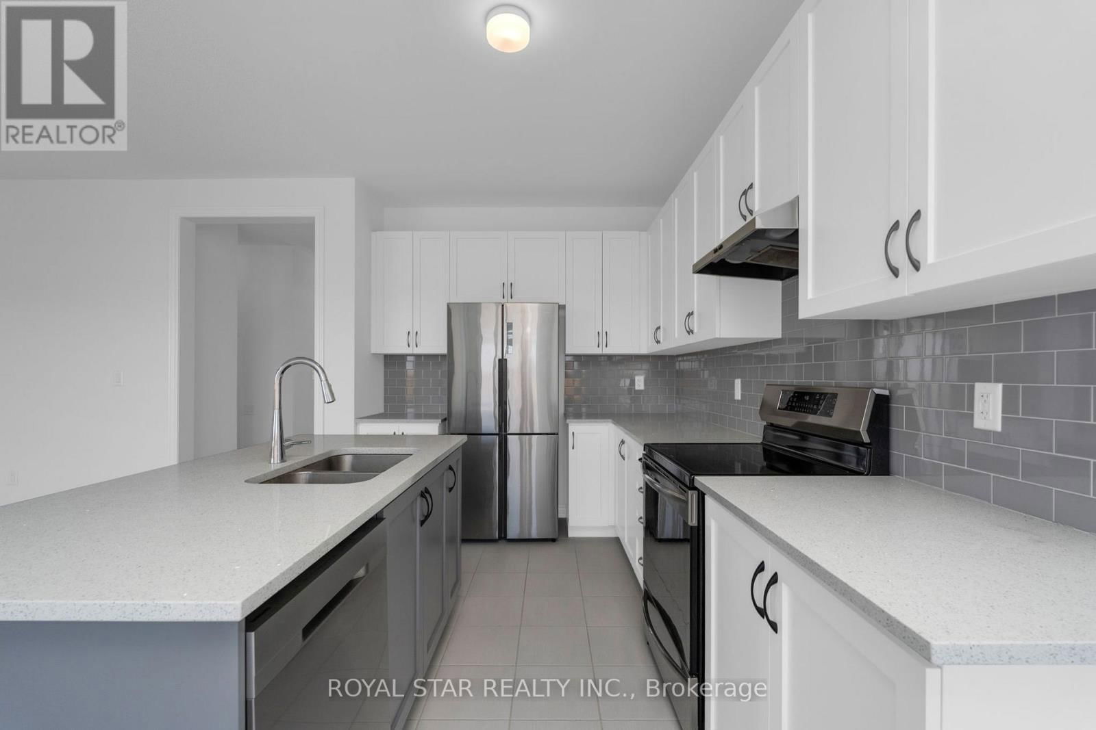 169 FENCHURCH MANOR Image 11