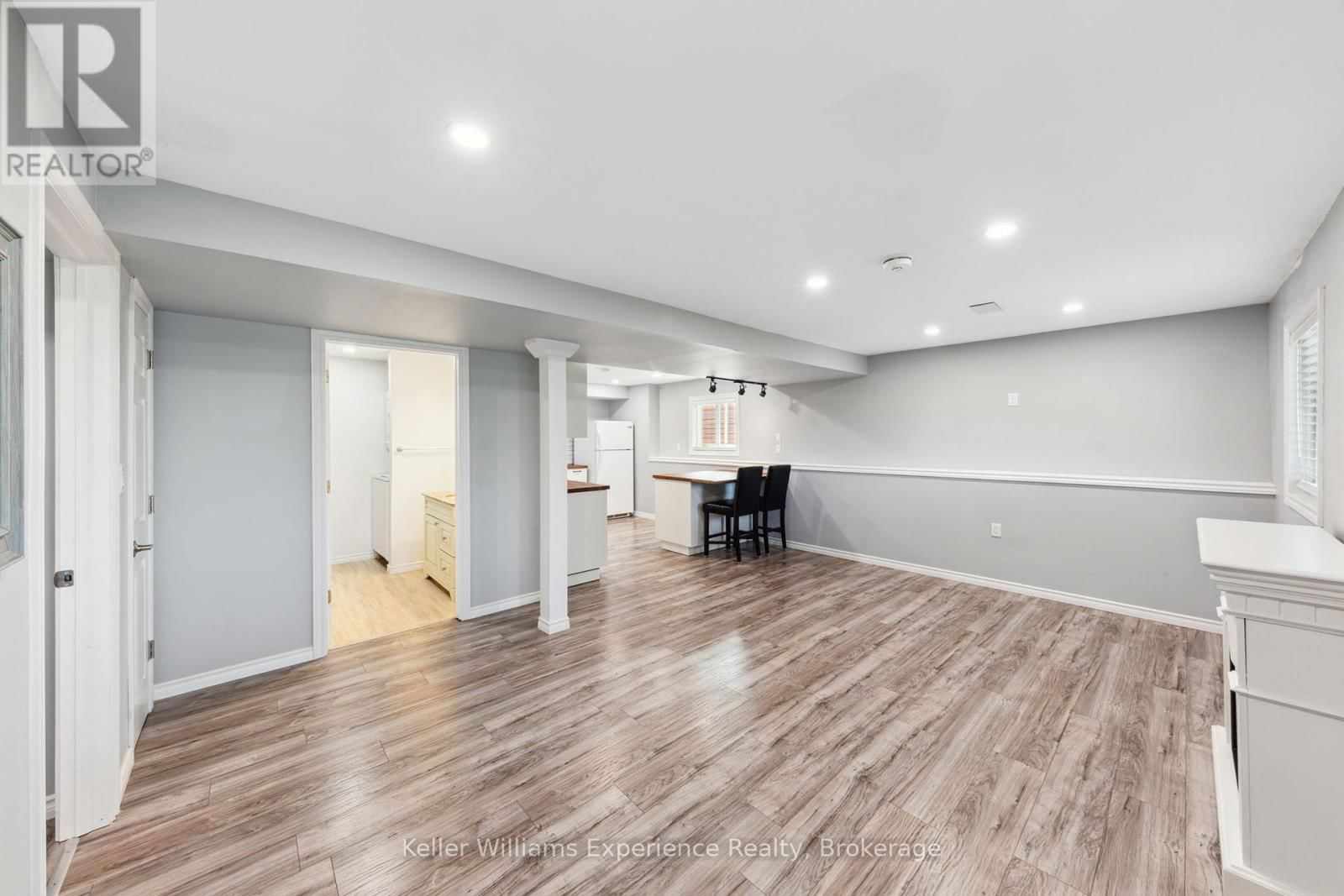 10 CLARENCE AVENUE Image 20