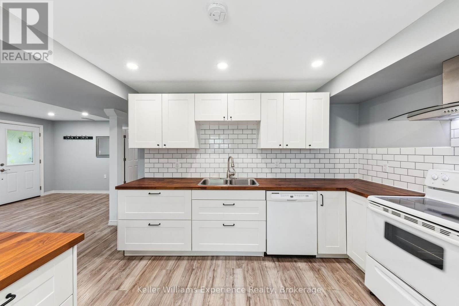 10 CLARENCE AVENUE Image 25