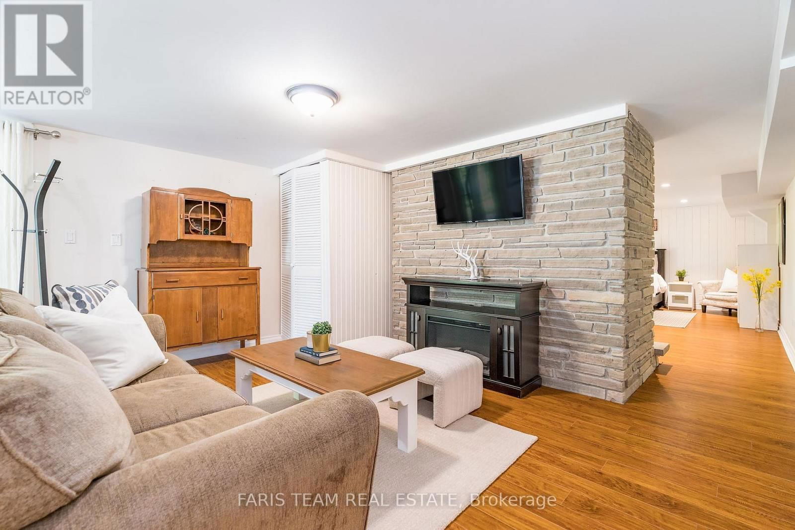 2 WOODLAND CRESCENT Image 32
