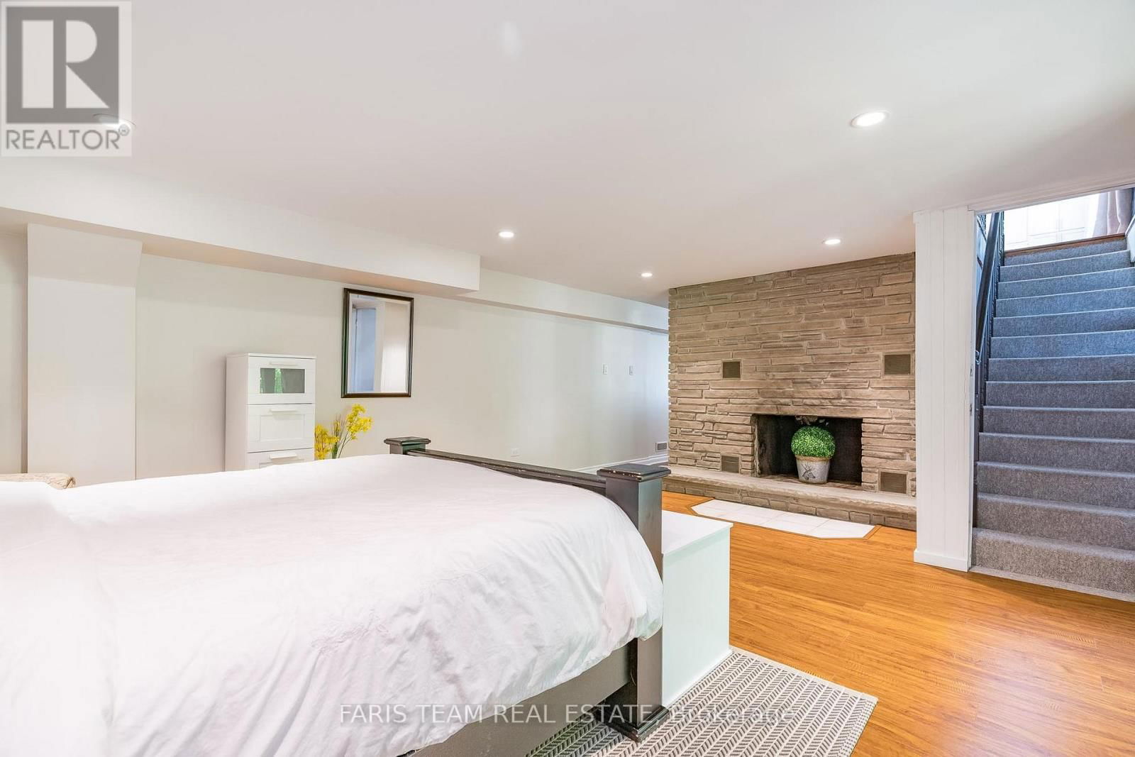 2 WOODLAND CRESCENT Image 35