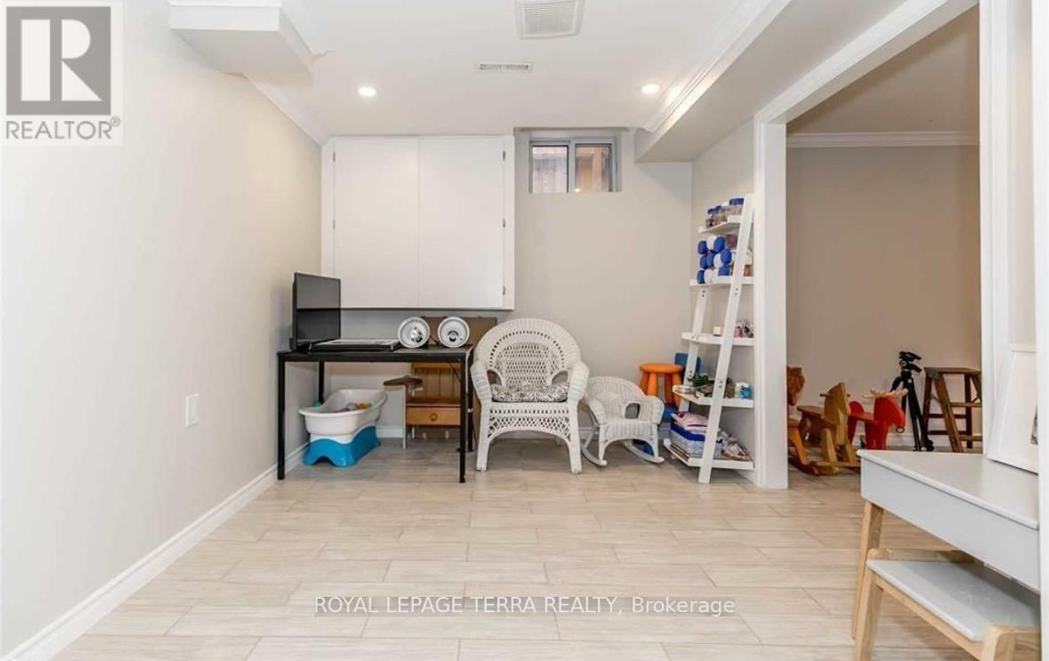 44 CARRUTHERS CRESCENT Image 22