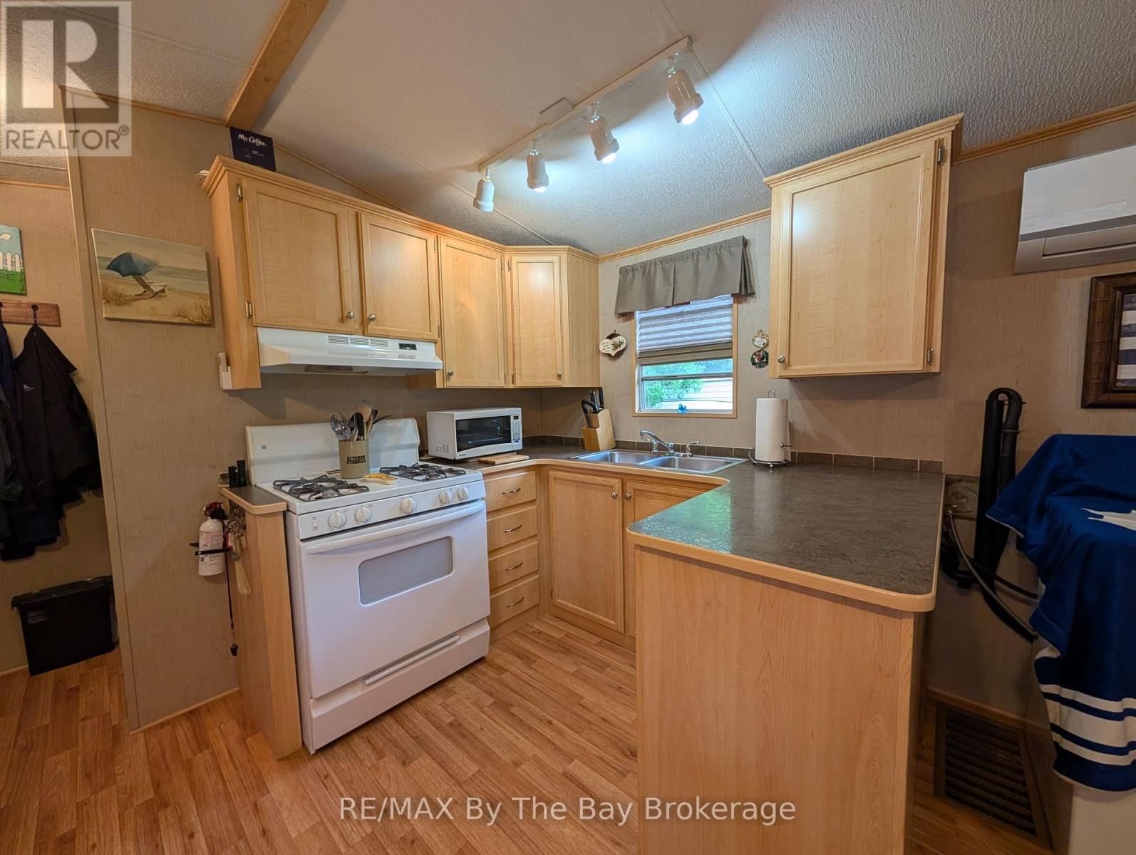179 - 85 THEME PARK DRIVE Image 10