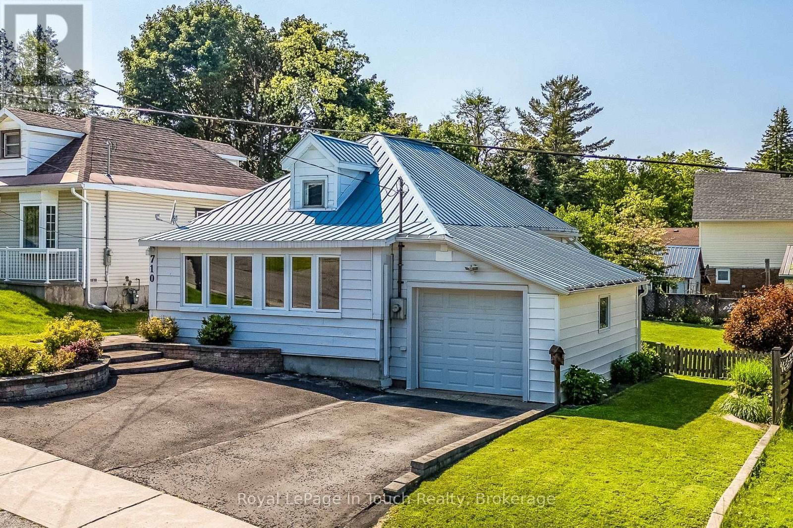 710 BAY STREET Image 35