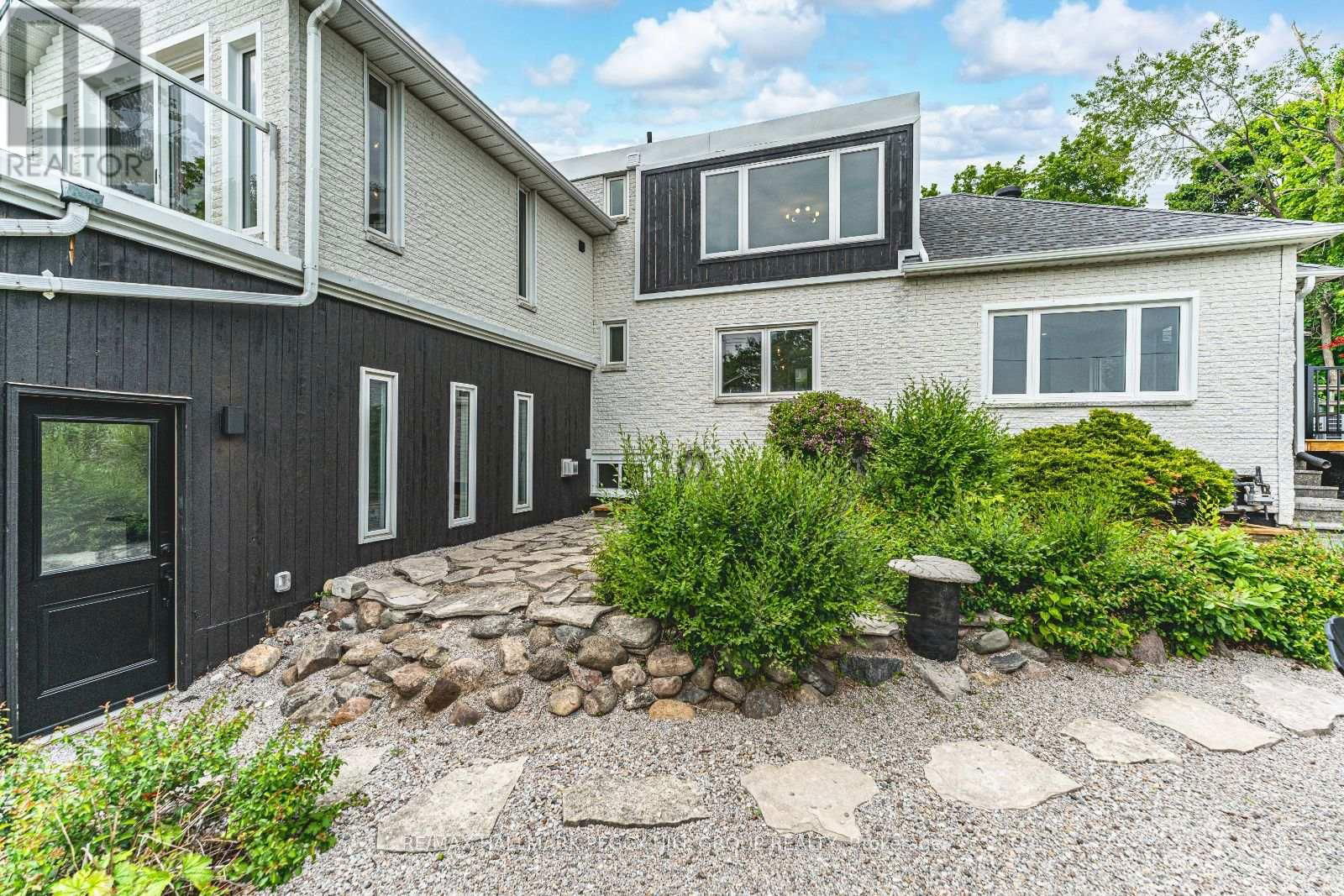 425 CODRINGTON STREET Image 23