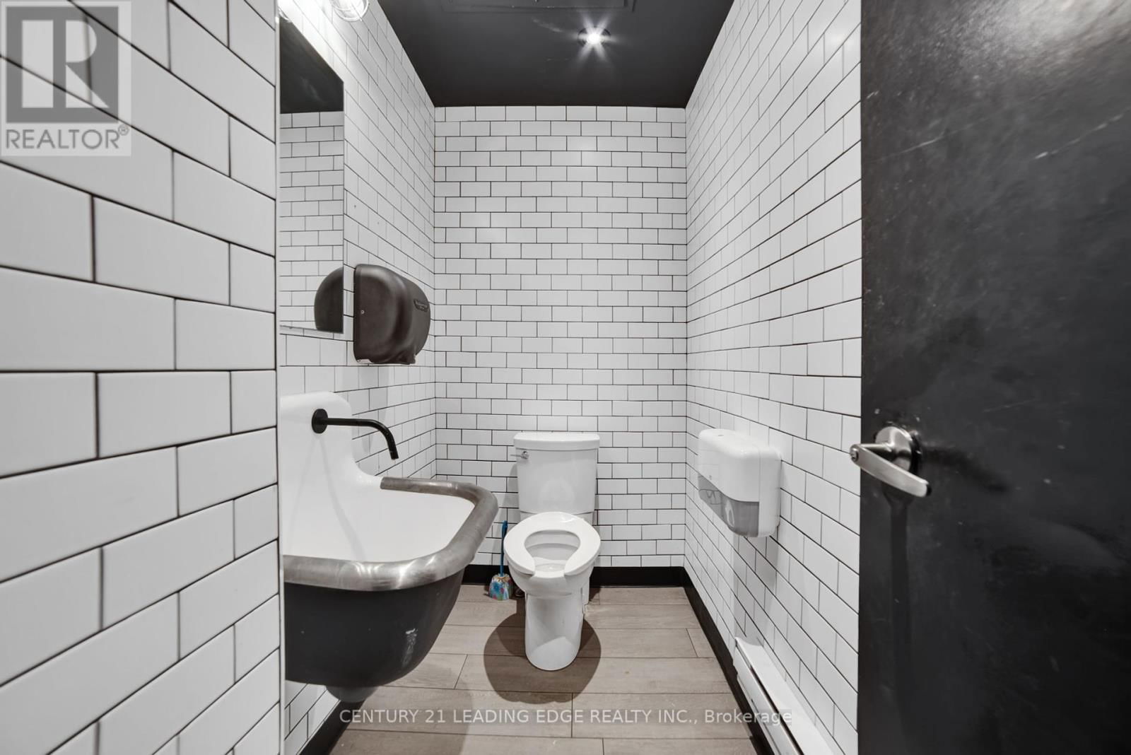 66 DUNLOP STREET EAST Image 42
