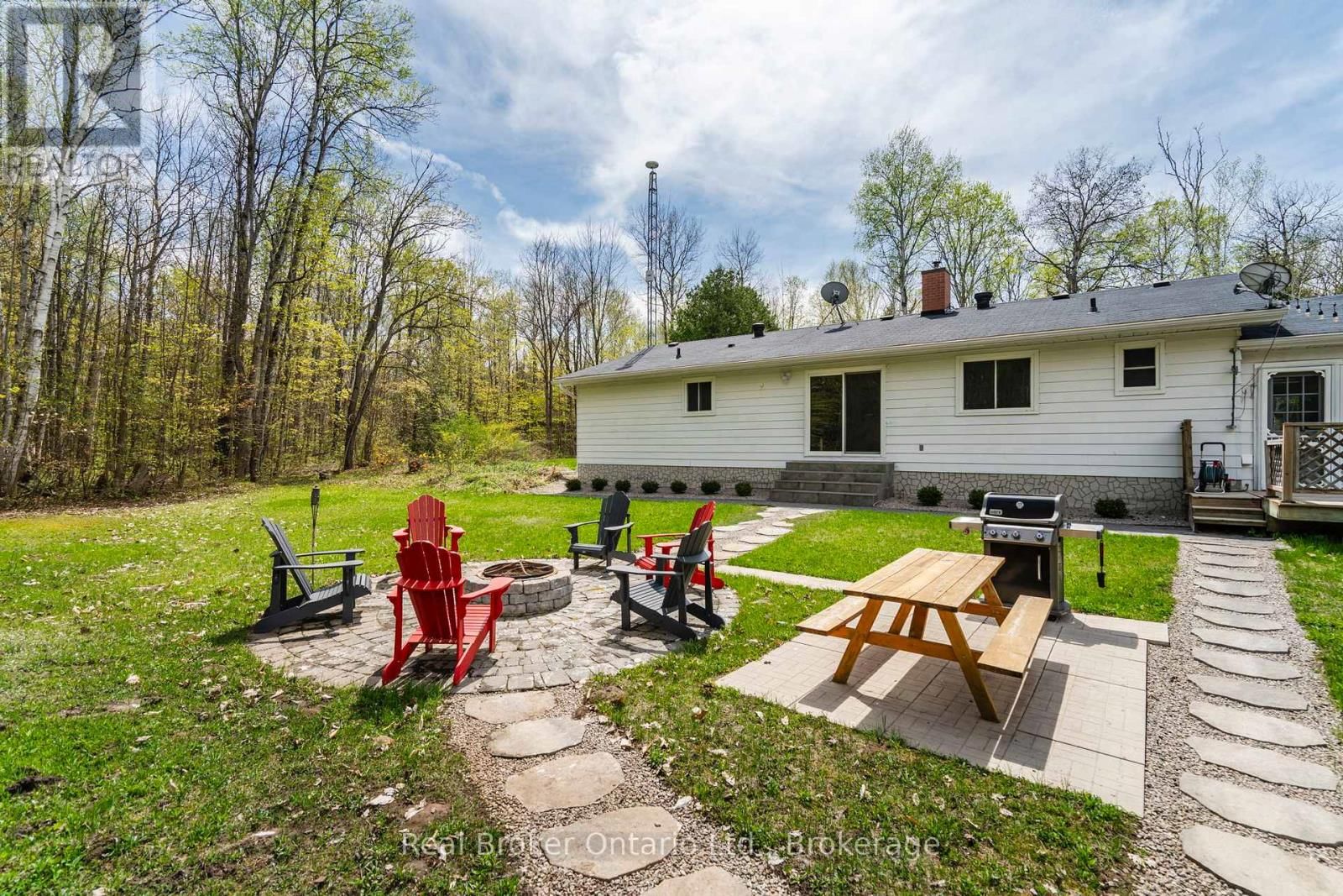 1467 ROSEMOUNT ROAD Image 22