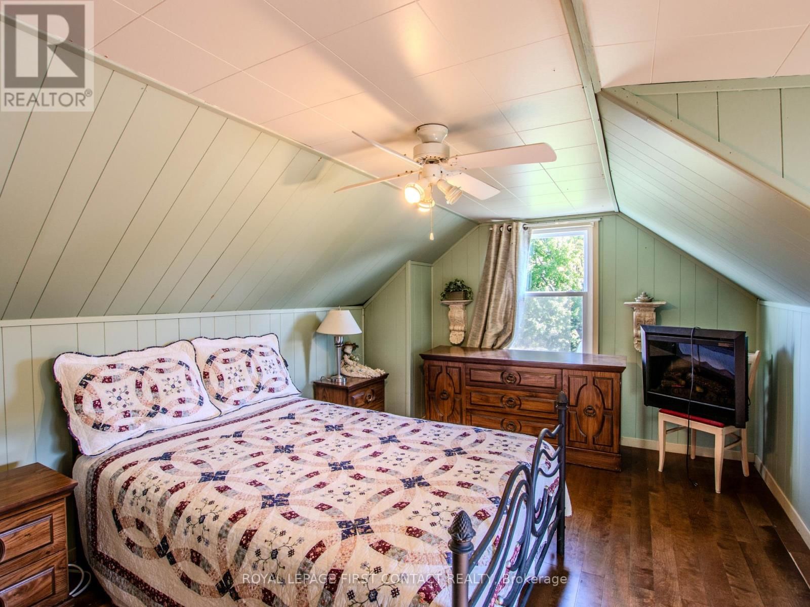 2041 FLOS 4 ROAD WEST Image 11