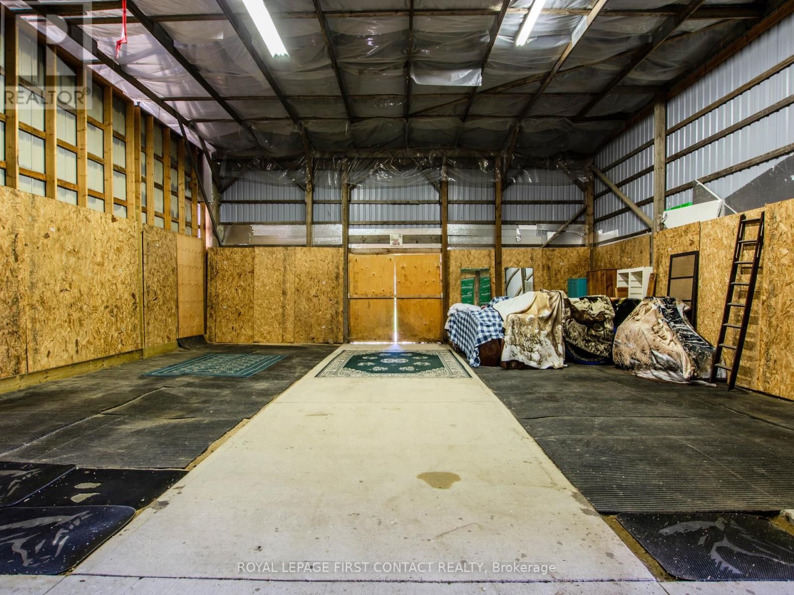 2041 FLOS 4 ROAD WEST Image 30