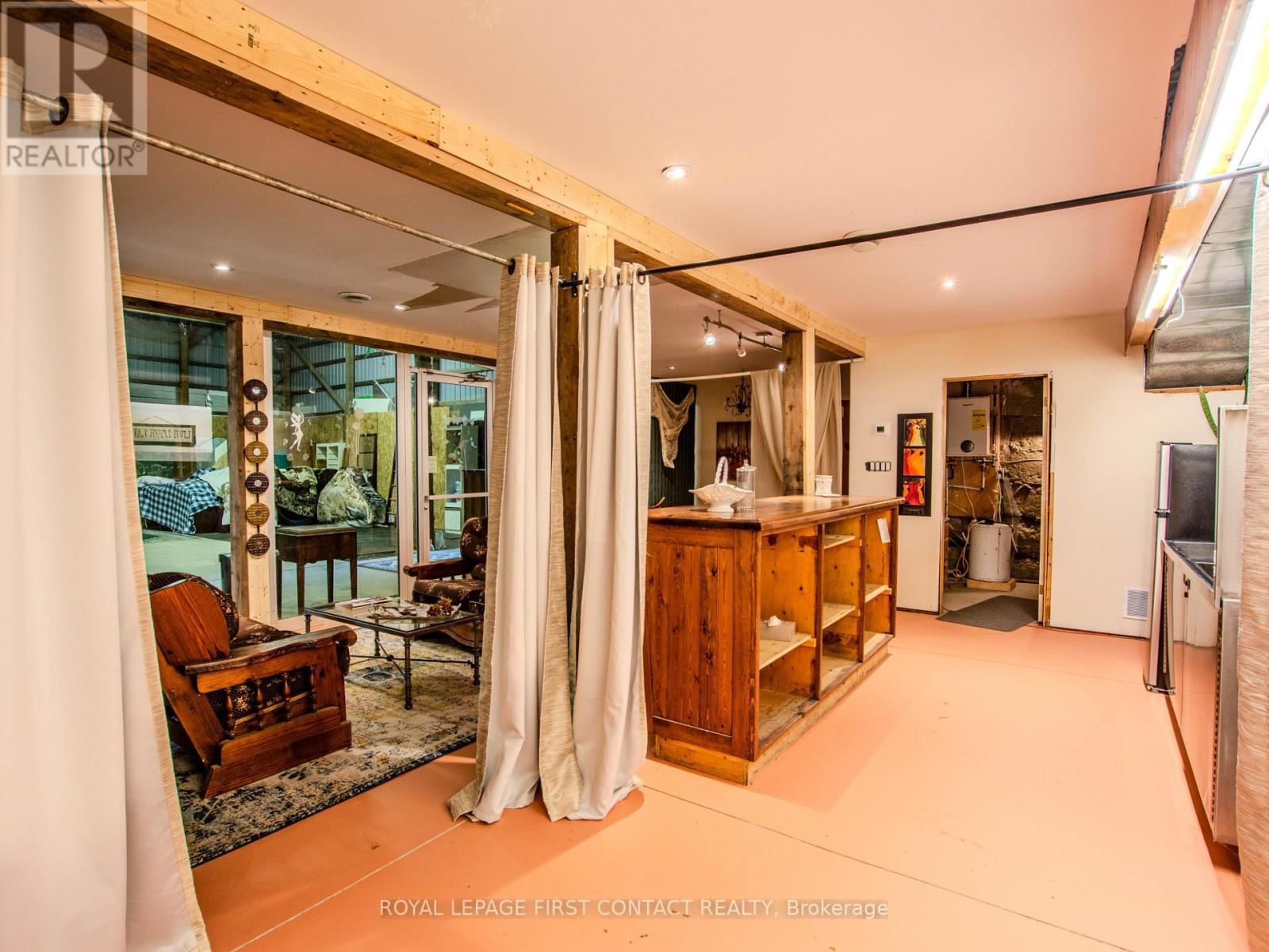 2041 FLOS 4 ROAD WEST Image 31