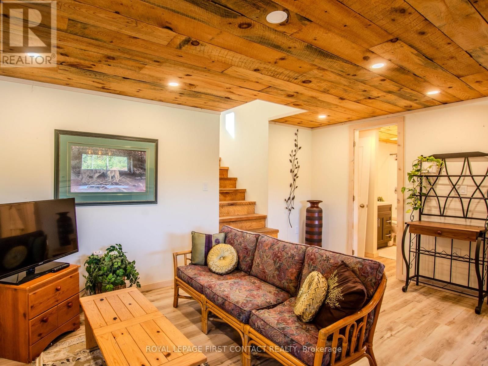 2041 FLOS 4 ROAD WEST Image 34