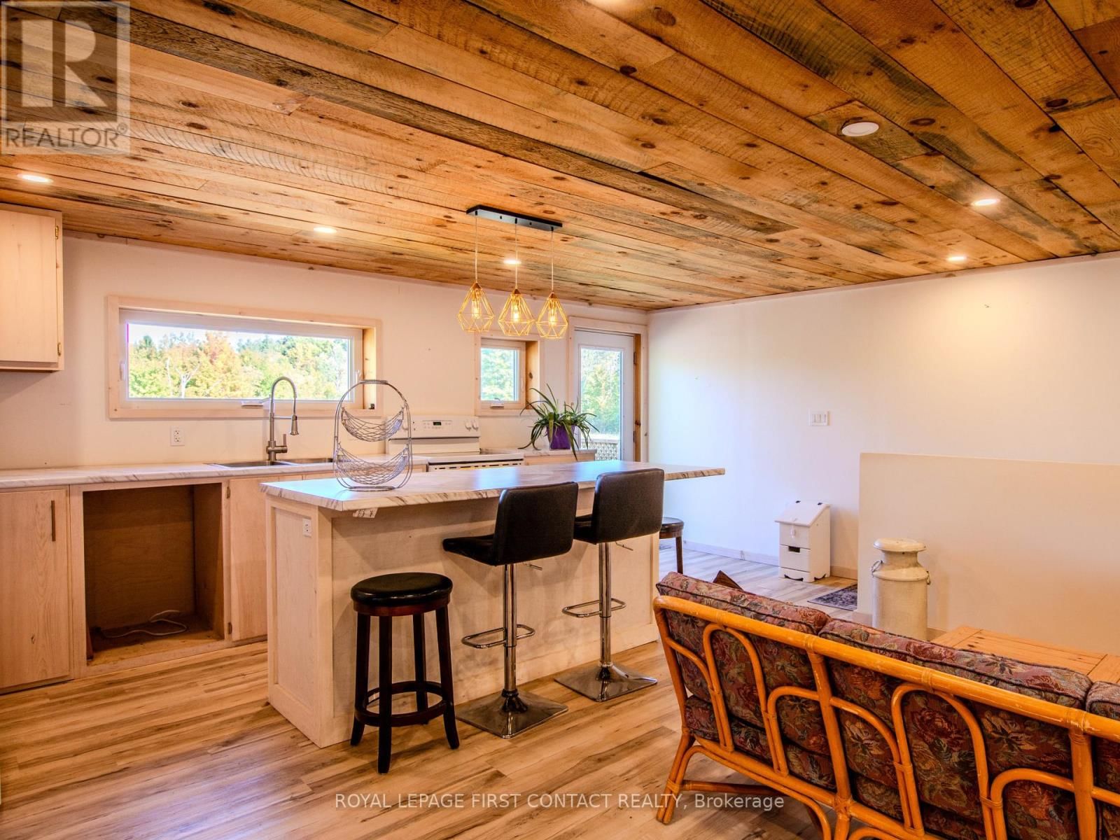 2041 FLOS 4 ROAD WEST Image 35