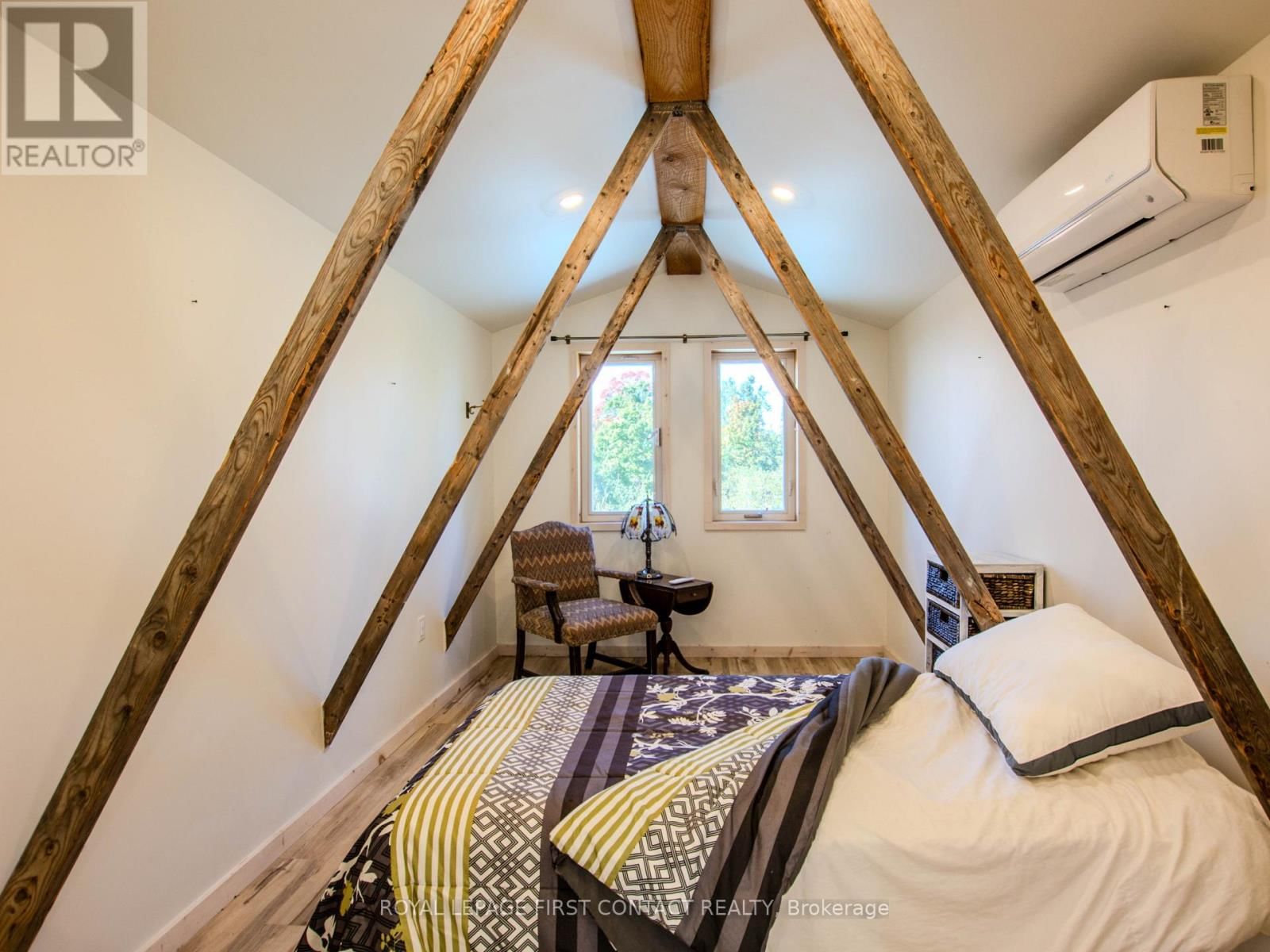 2041 FLOS 4 ROAD WEST Image 38