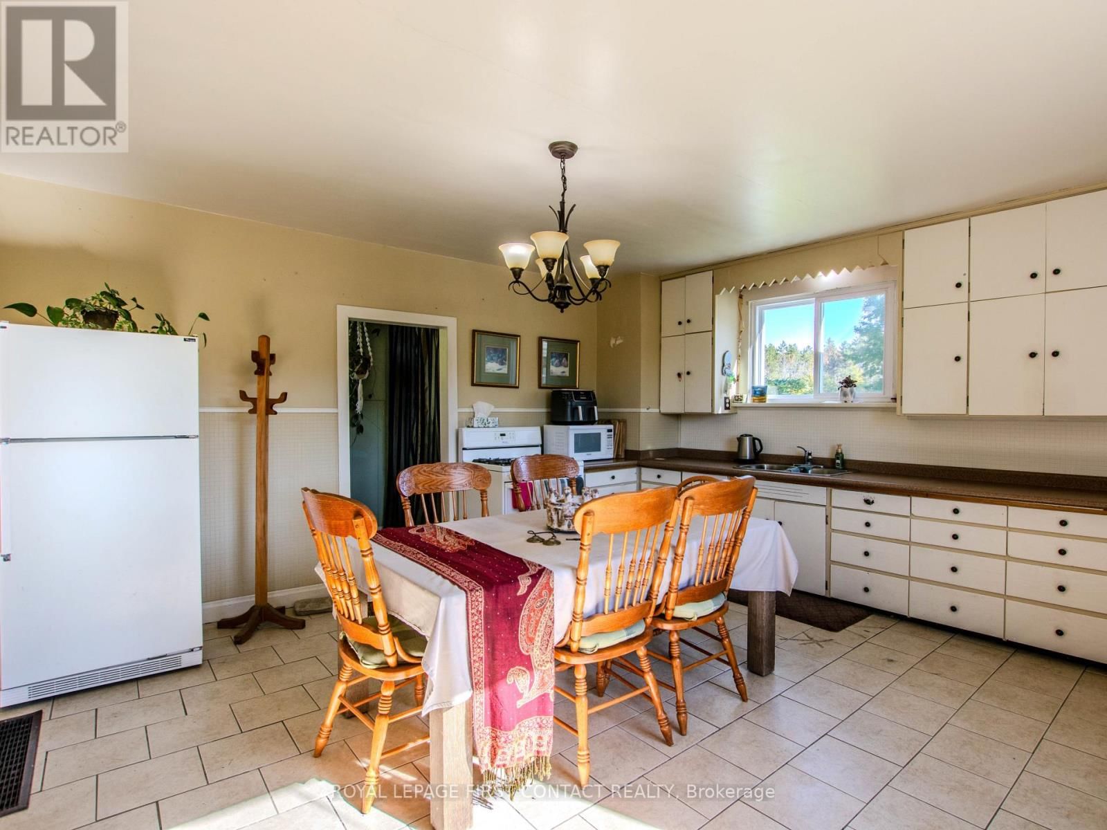 2041 FLOS 4 ROAD WEST Image 6