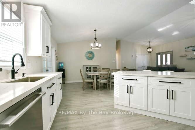 8 AZORES PLACE Image 23