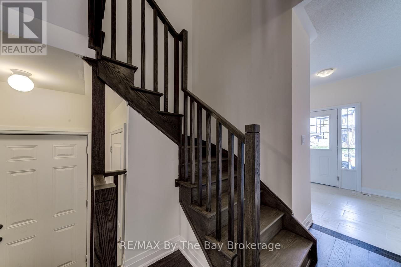 194 ROSANNE CIRCLE Image 22