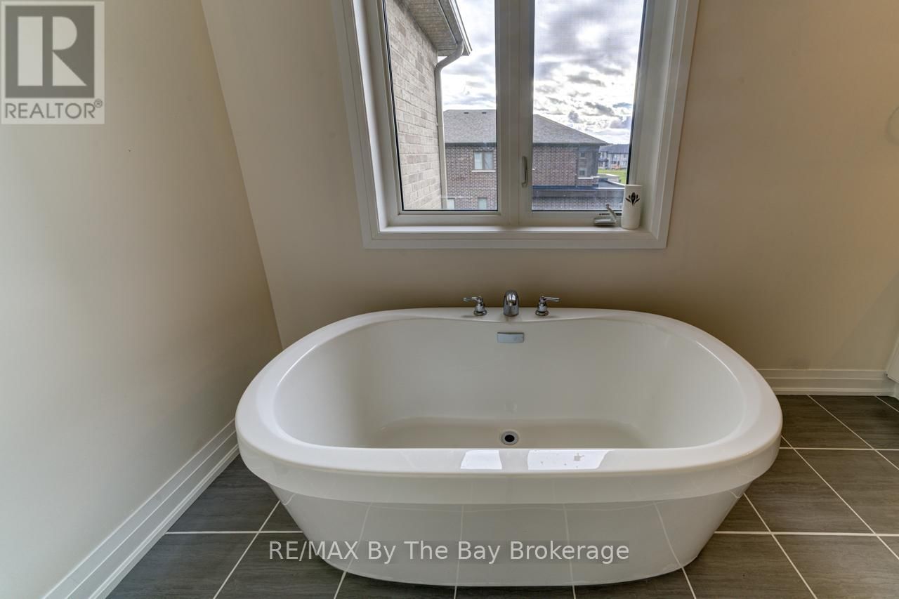 194 ROSANNE CIRCLE Image 27