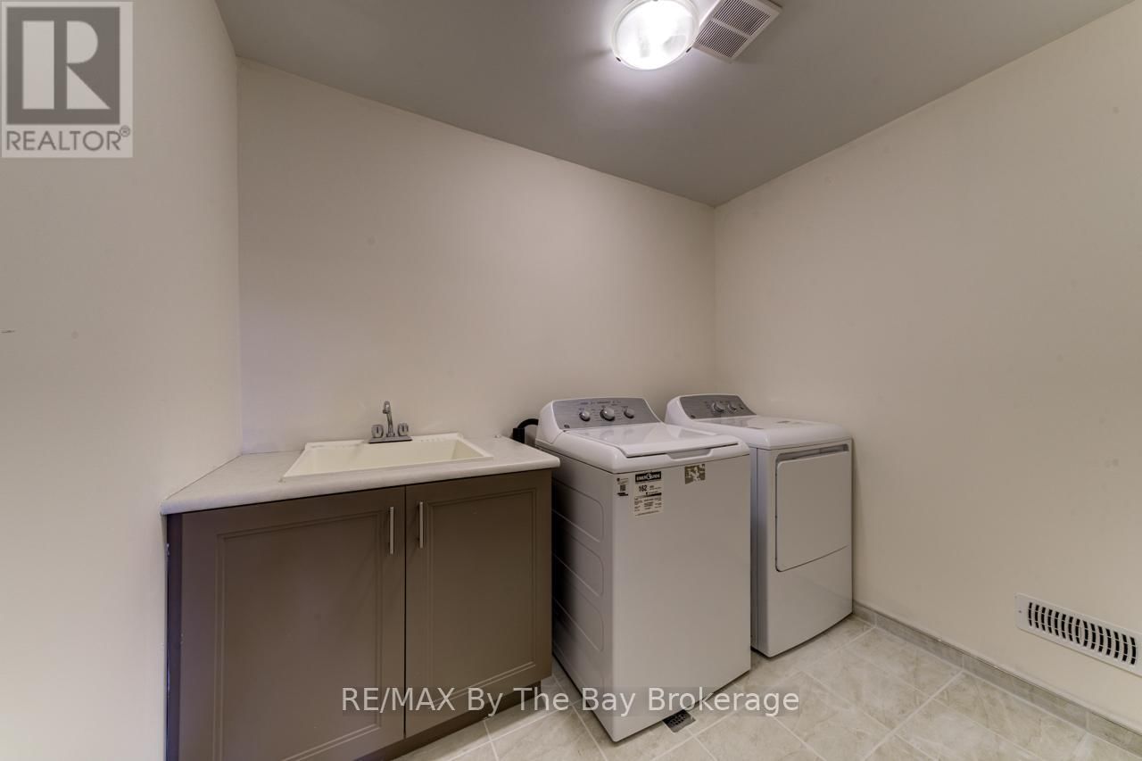 194 ROSANNE CIRCLE Image 32