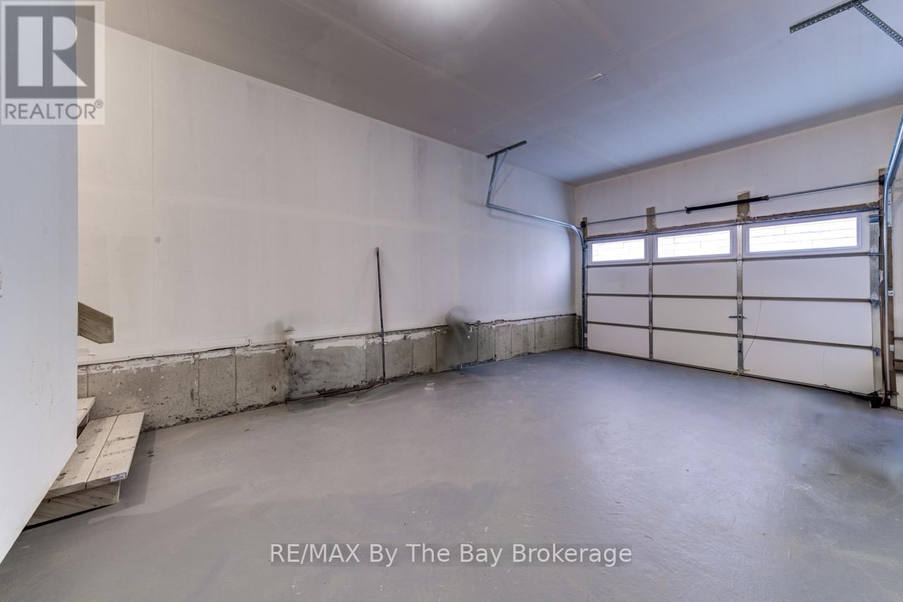 194 ROSANNE CIRCLE Image 45