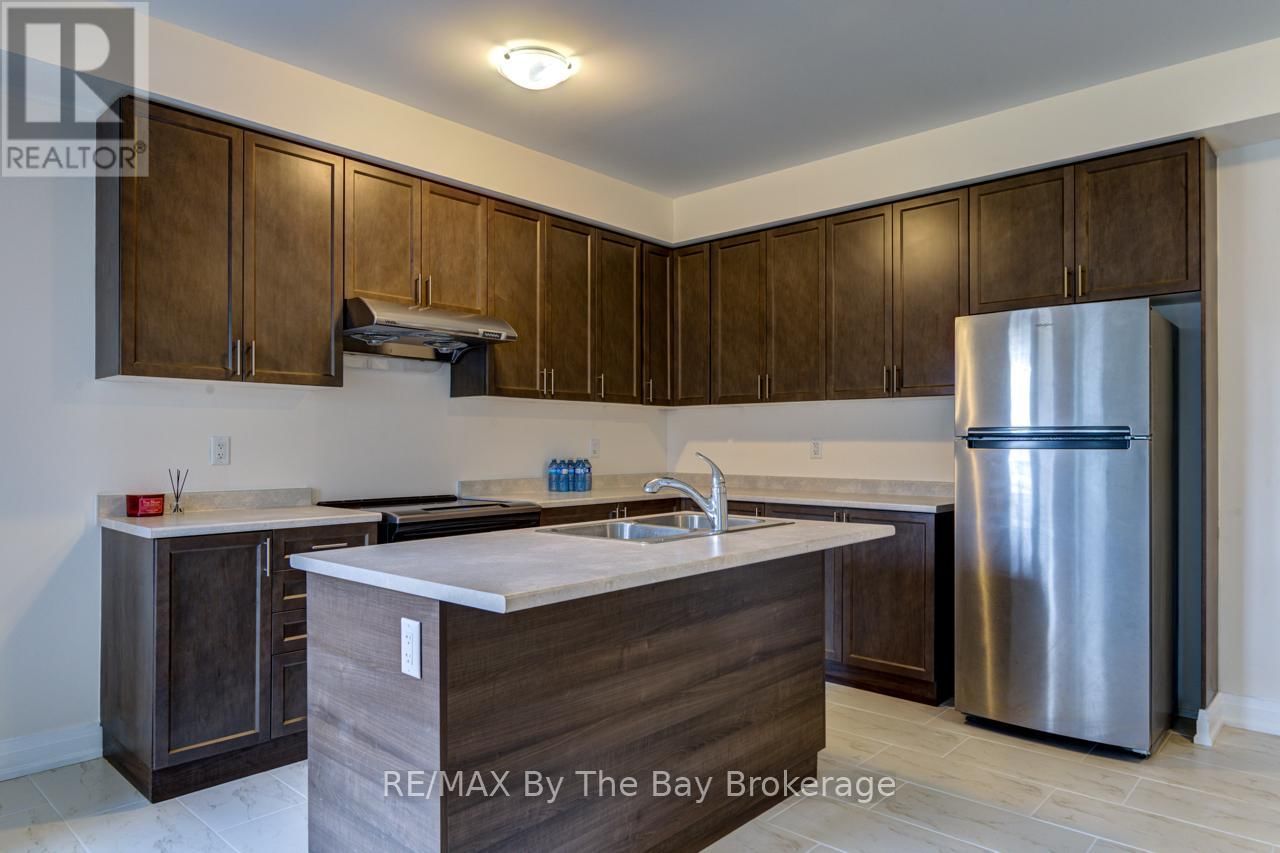 194 ROSANNE CIRCLE Image 8