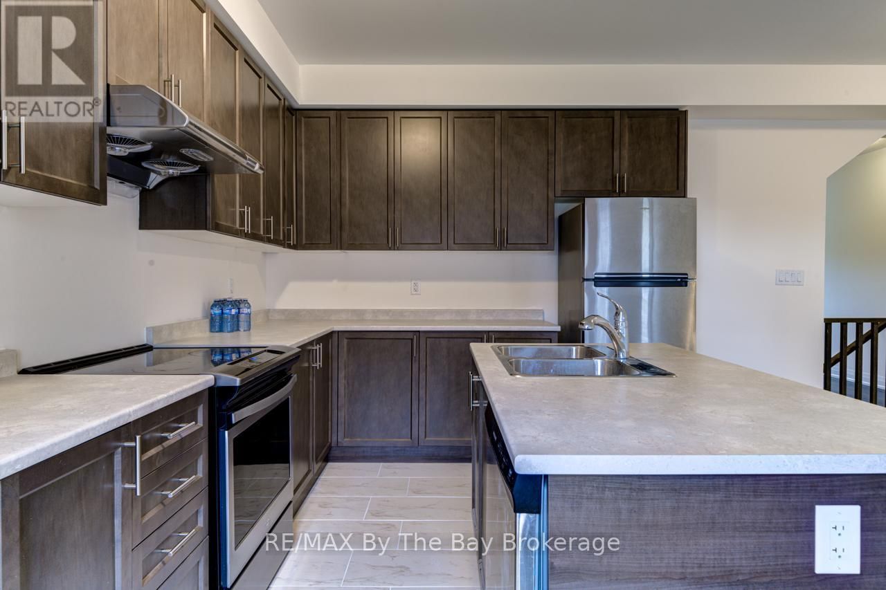 194 ROSANNE CIRCLE Image 9