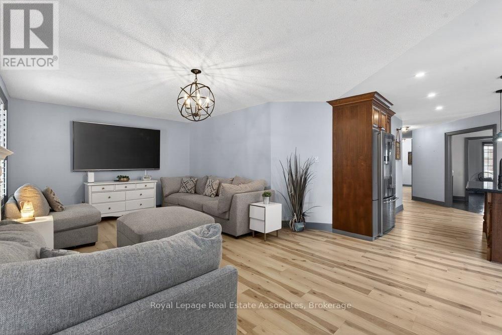 84 LOON AVENUE Image 20